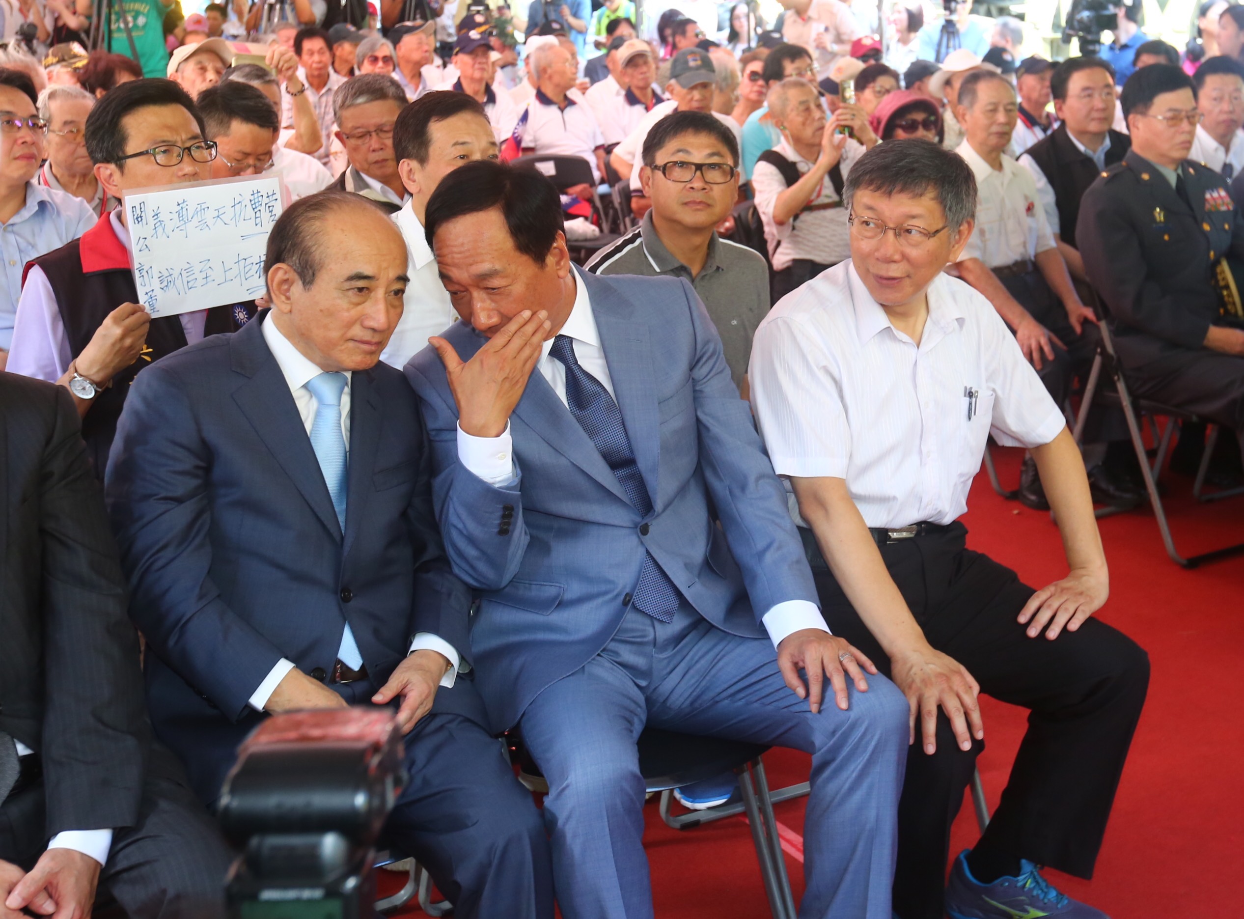 在台北市長柯文哲（右1）邀請下，郭台銘、王金平出席北市府主辦的823砲戰紀念音樂響宴，三人首度同框。