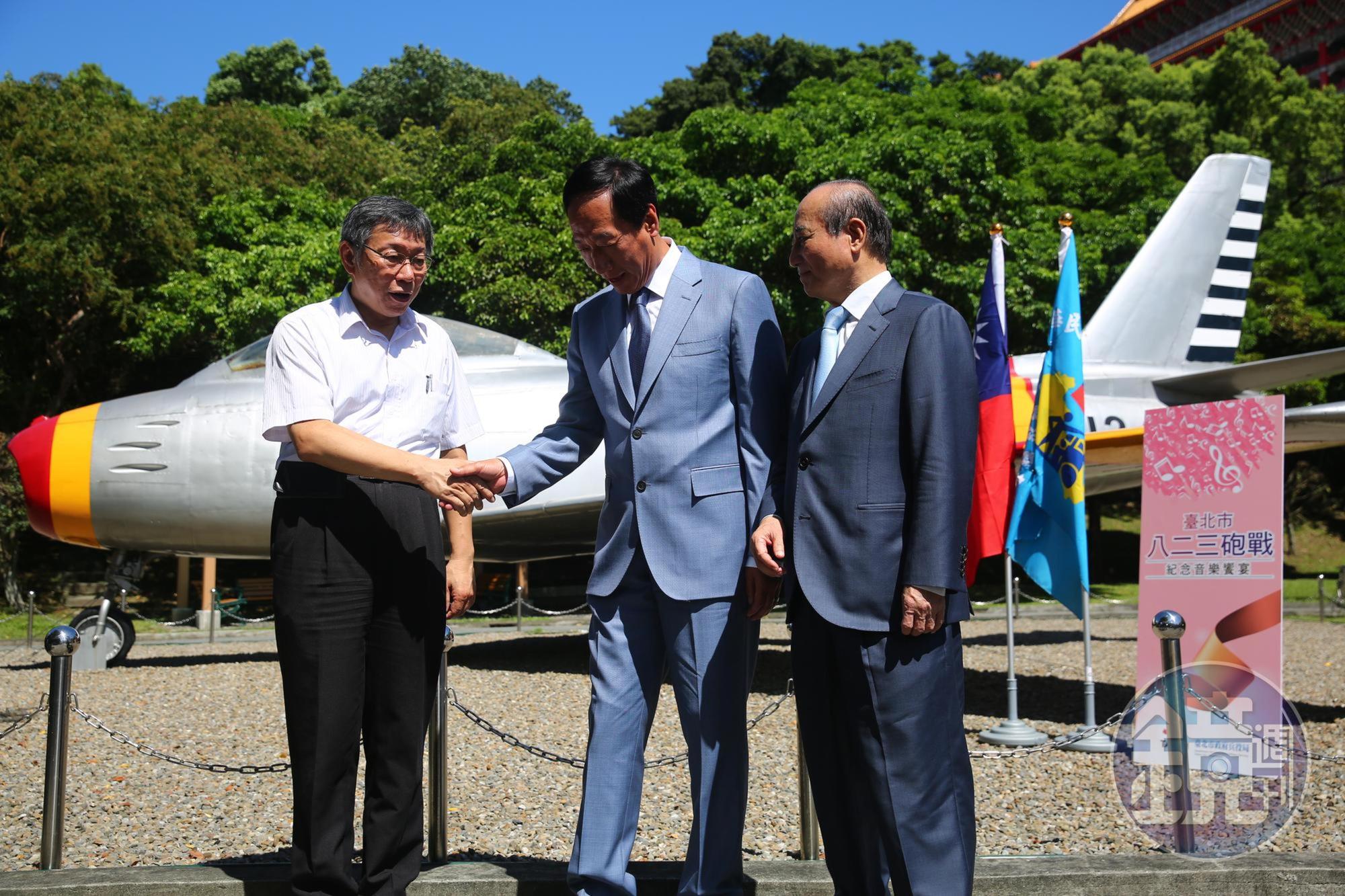 王金平(右)、郭台銘(中)身著藍色西裝,柯文哲穿白襯衫,似乎相徵著「藍白合」。