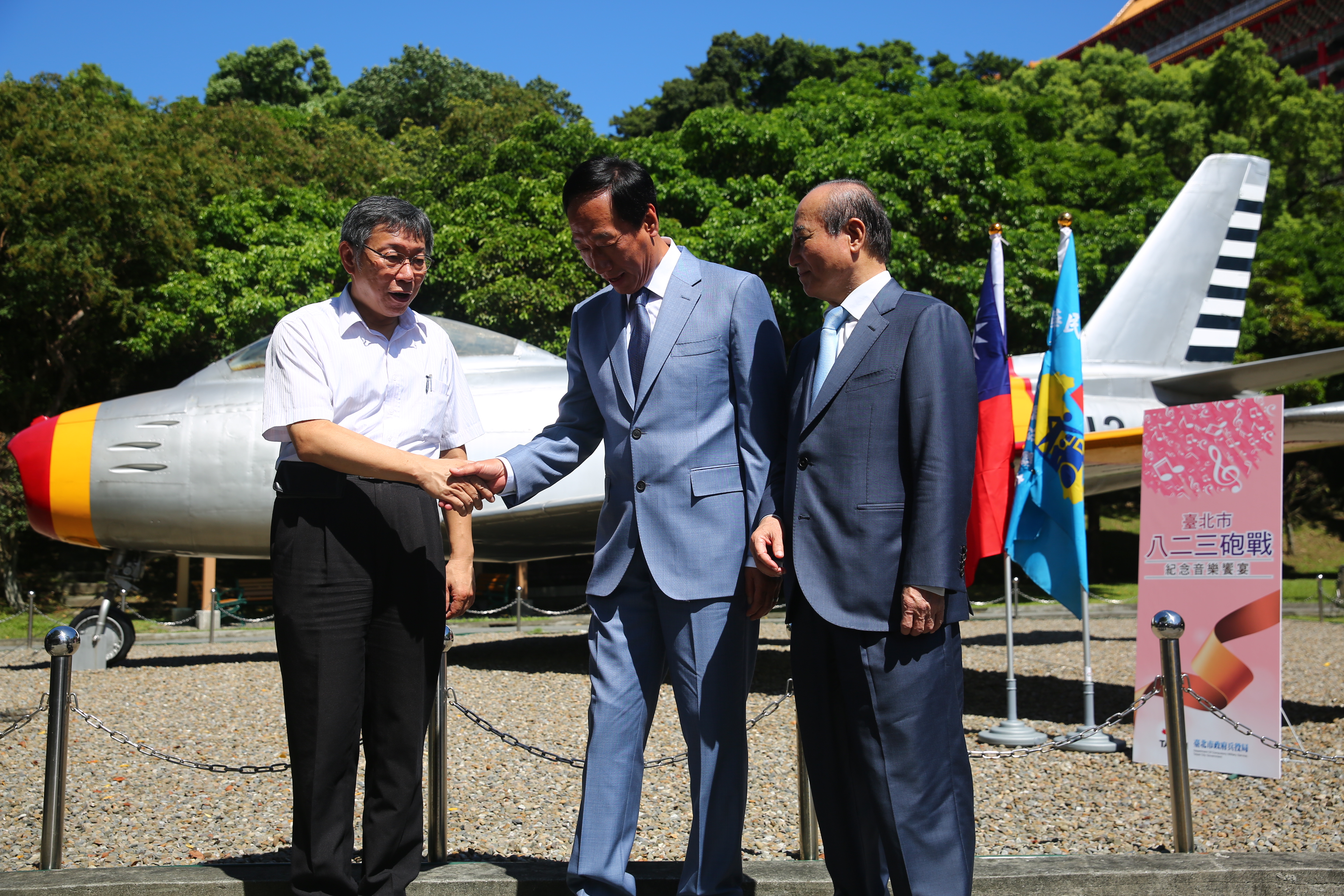 王金平(右)、郭台銘(中)身著藍色西裝,柯文哲穿白襯衫,似乎相徵著「藍白合」。