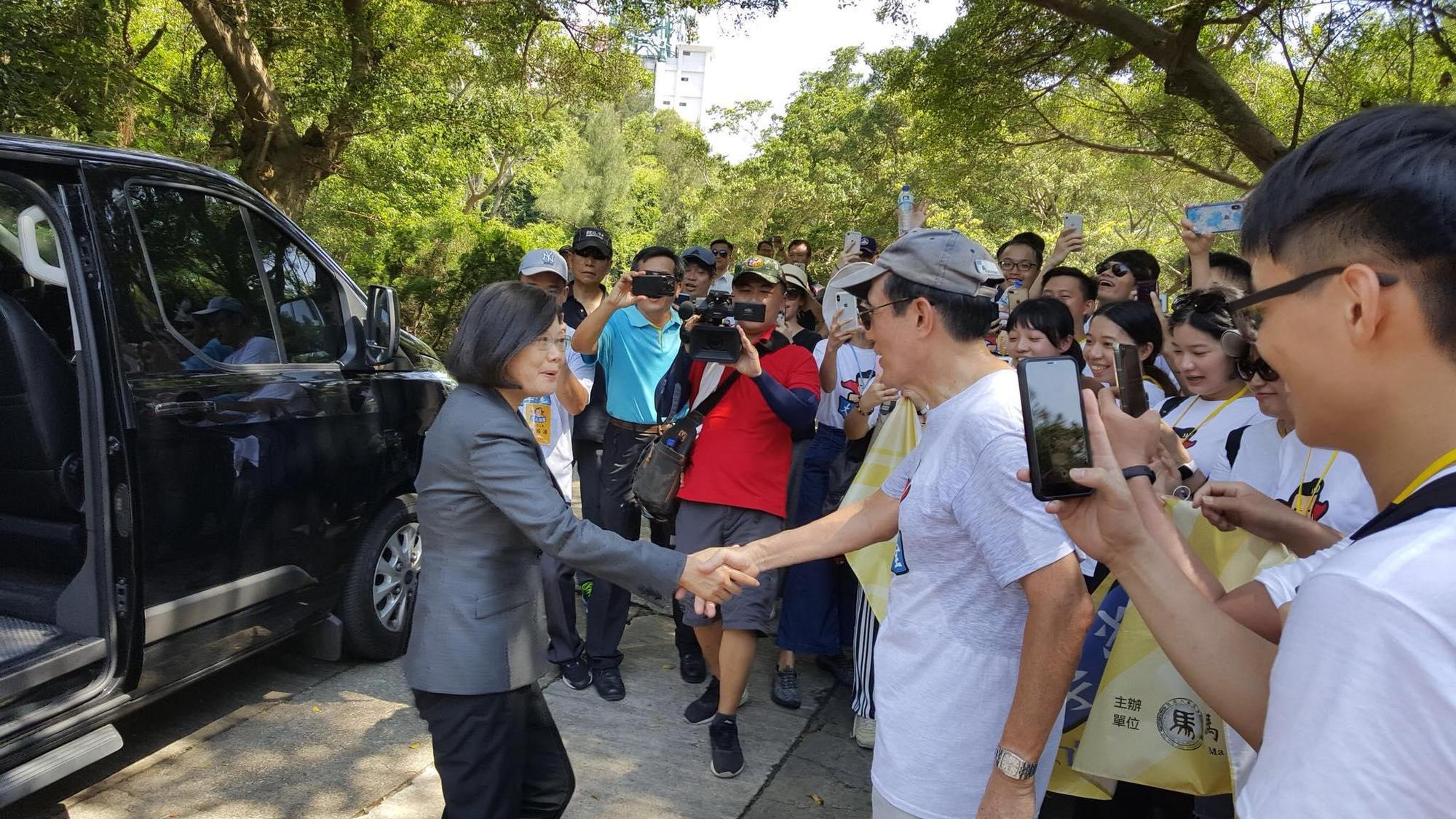 總統蔡英文今到金門巧遇前總統馬英九，二人相互握手打招呼。（翻攝馬英九臉書）