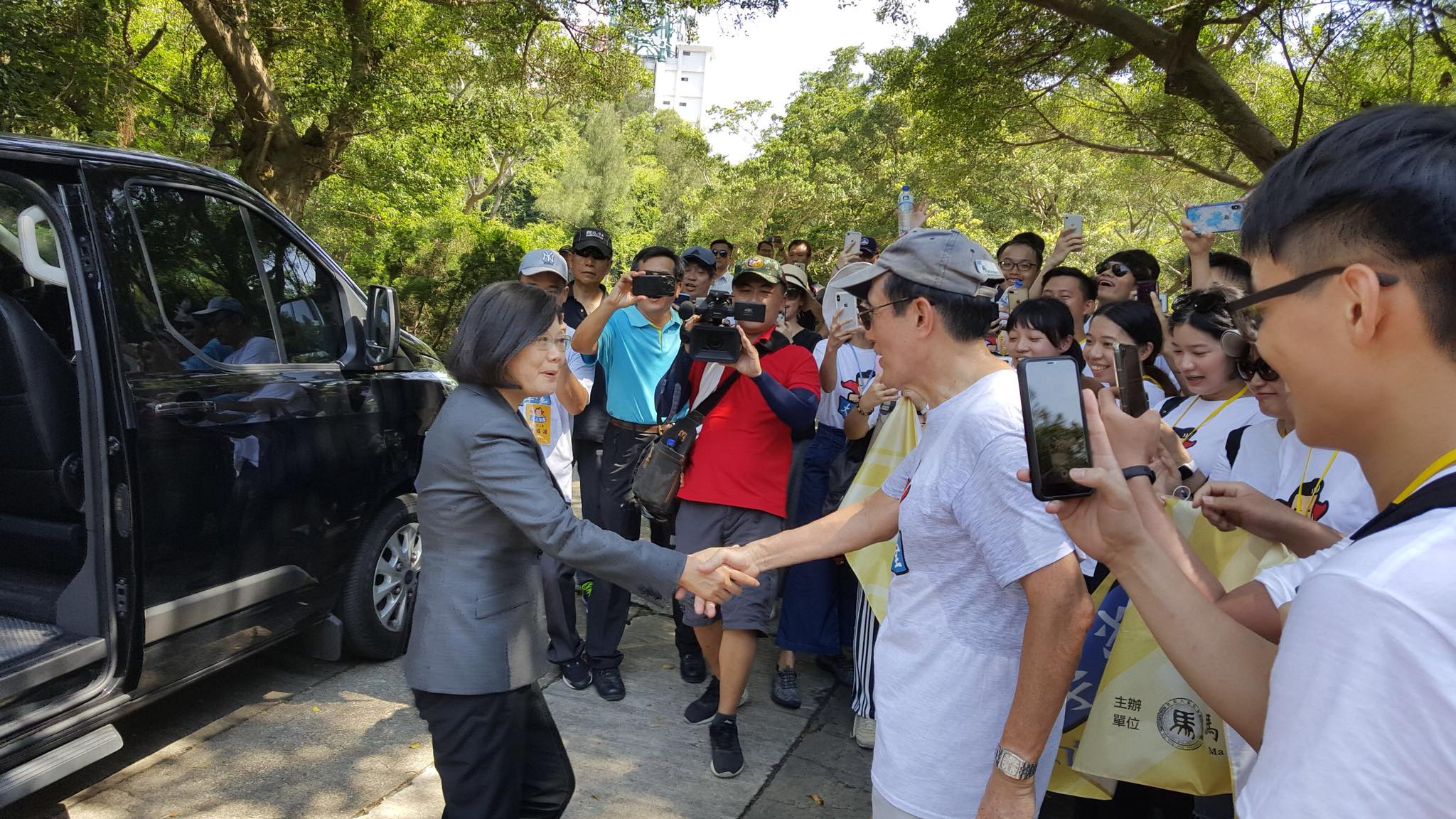 總統蔡英文今到金門巧遇前總統馬英九，二人相互握手打招呼。（翻攝馬英九臉書）
