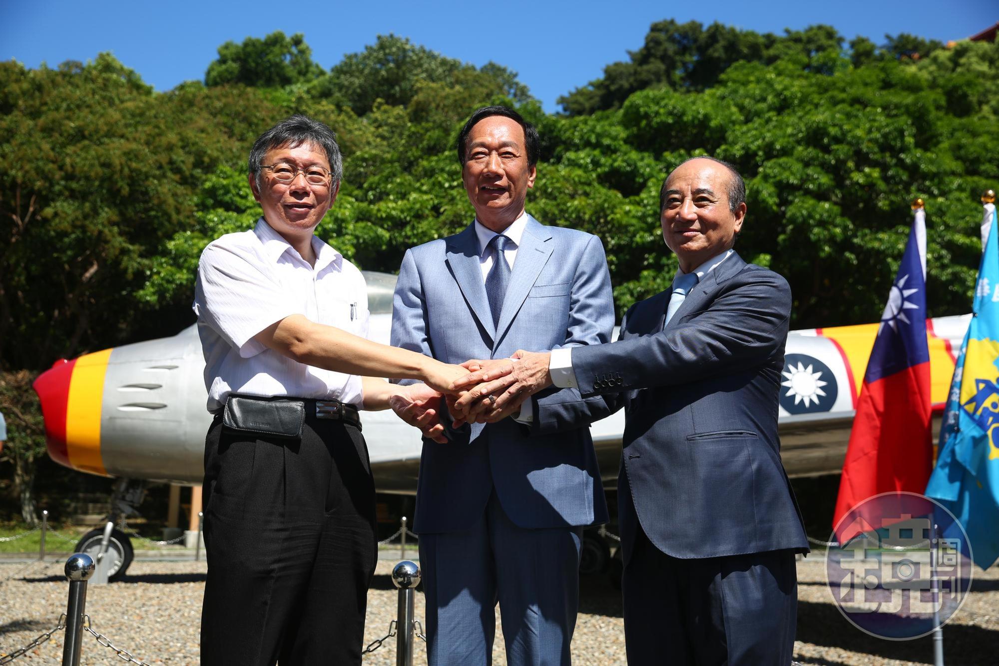 郭台銘、柯文哲、王金平終於公開同框合體!3人更伸出雙手相握,透露團結合作。