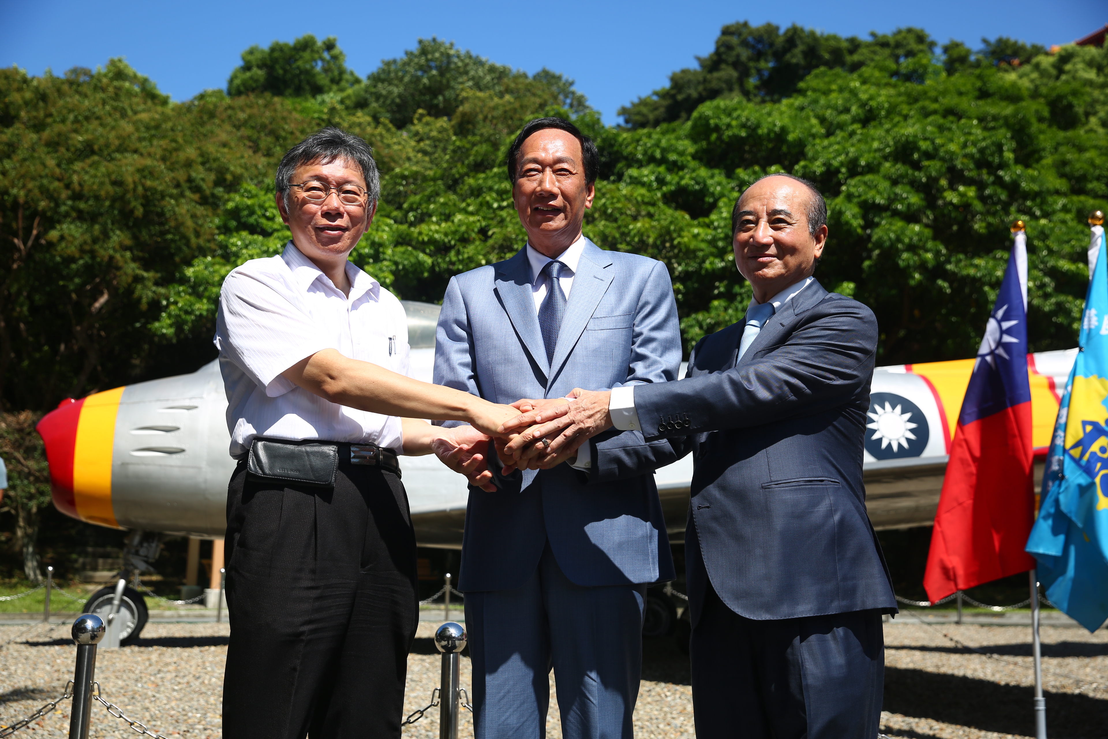 郭台銘、柯文哲、王金平終於公開同框合體！3人更伸出雙手相握，透露團結合作。