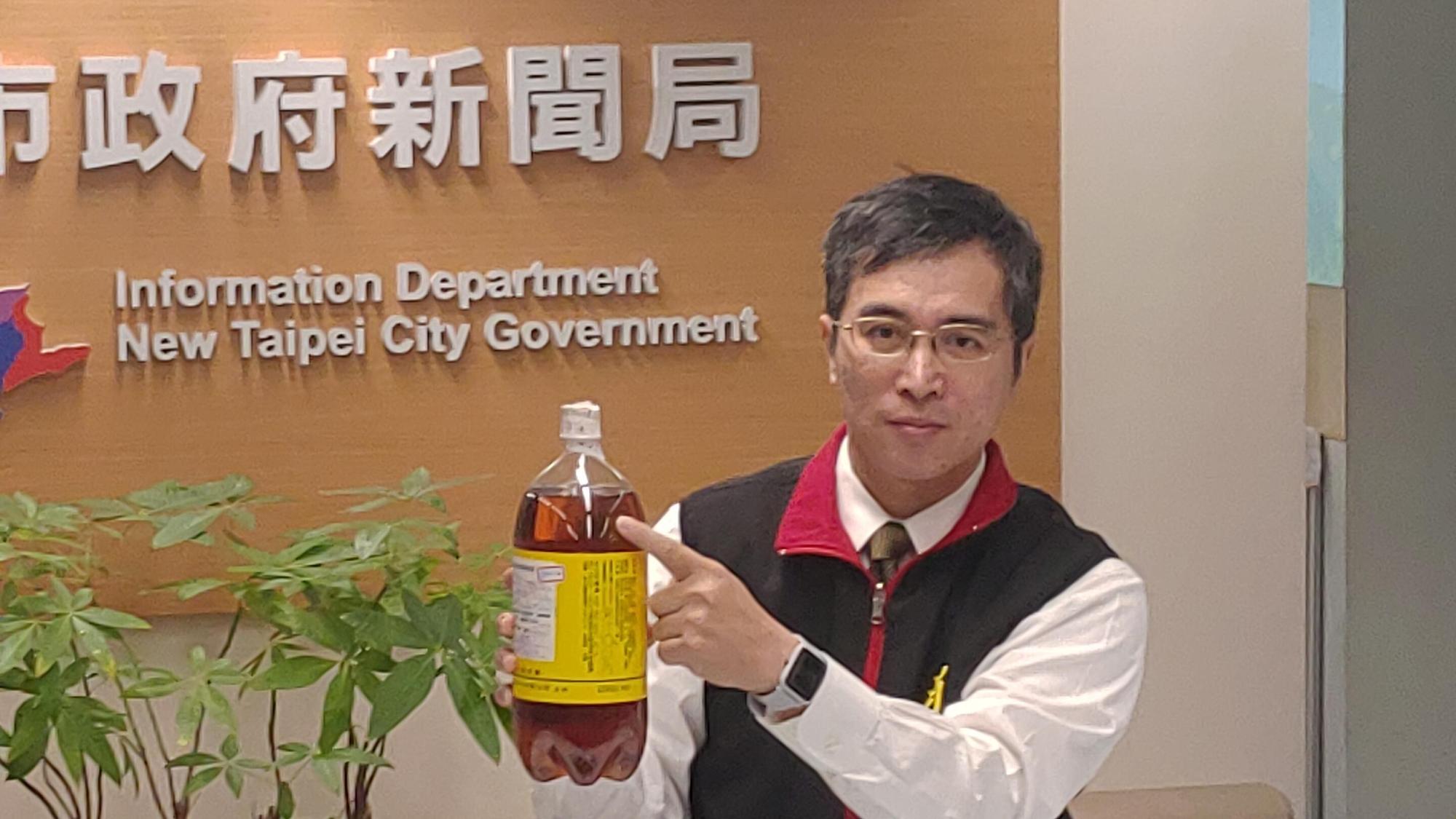 新北消保官呼籲民眾在購買蘋果西打飲料時,要特別注意瓶身上的製造日期。