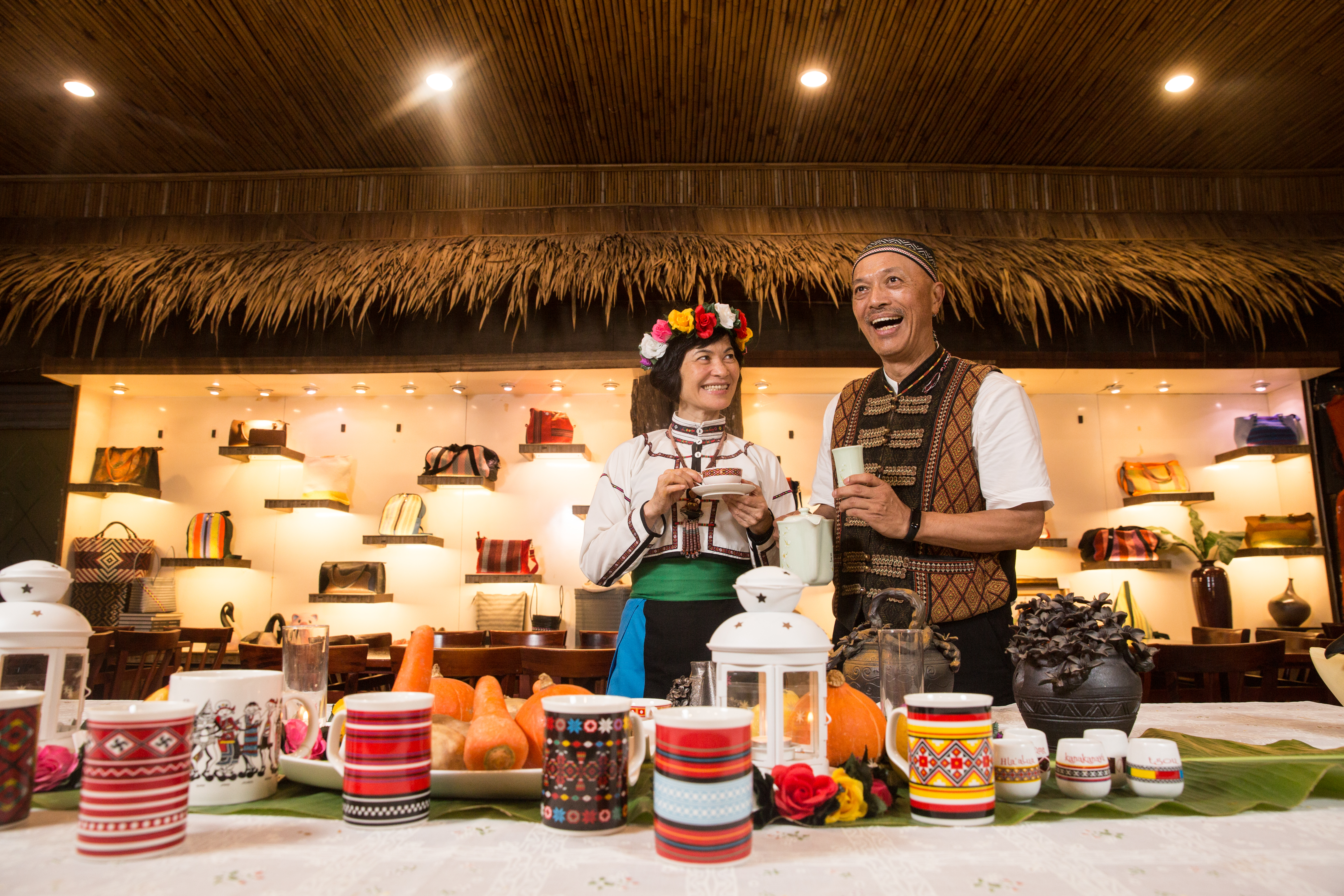 卑南族原住民南賢天（右）與妻子張秀娥（左）原本在苗栗經營窯廠，走過產業外移、2千萬負債低潮，16年前轉型經營複合式休閒餐廳力馬生活工坊，兼售自創品牌陶瓷器。