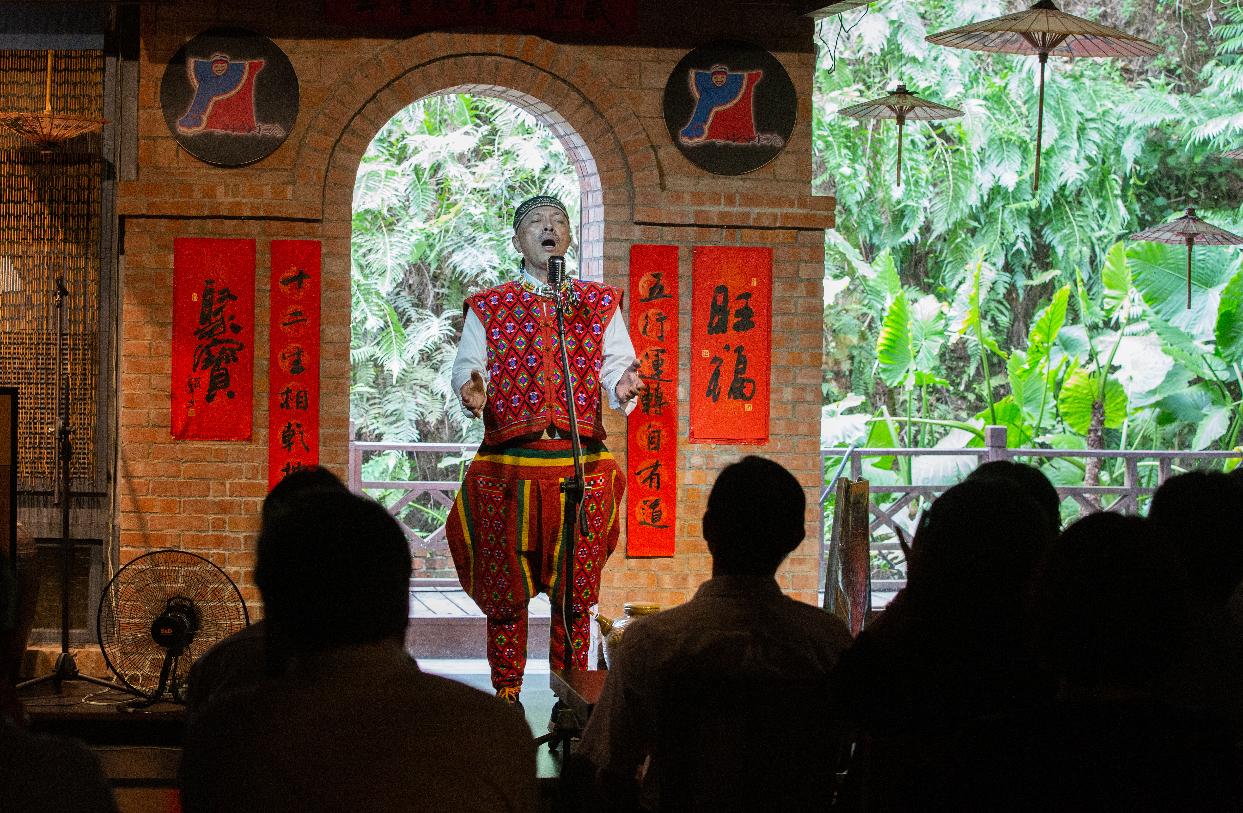 南賢天曾以素人歌手身分，受邀到國家音樂廳演出，力馬生活工坊團客用餐後可欣賞1小時音樂饗宴，成為餐廳的一大賣點。