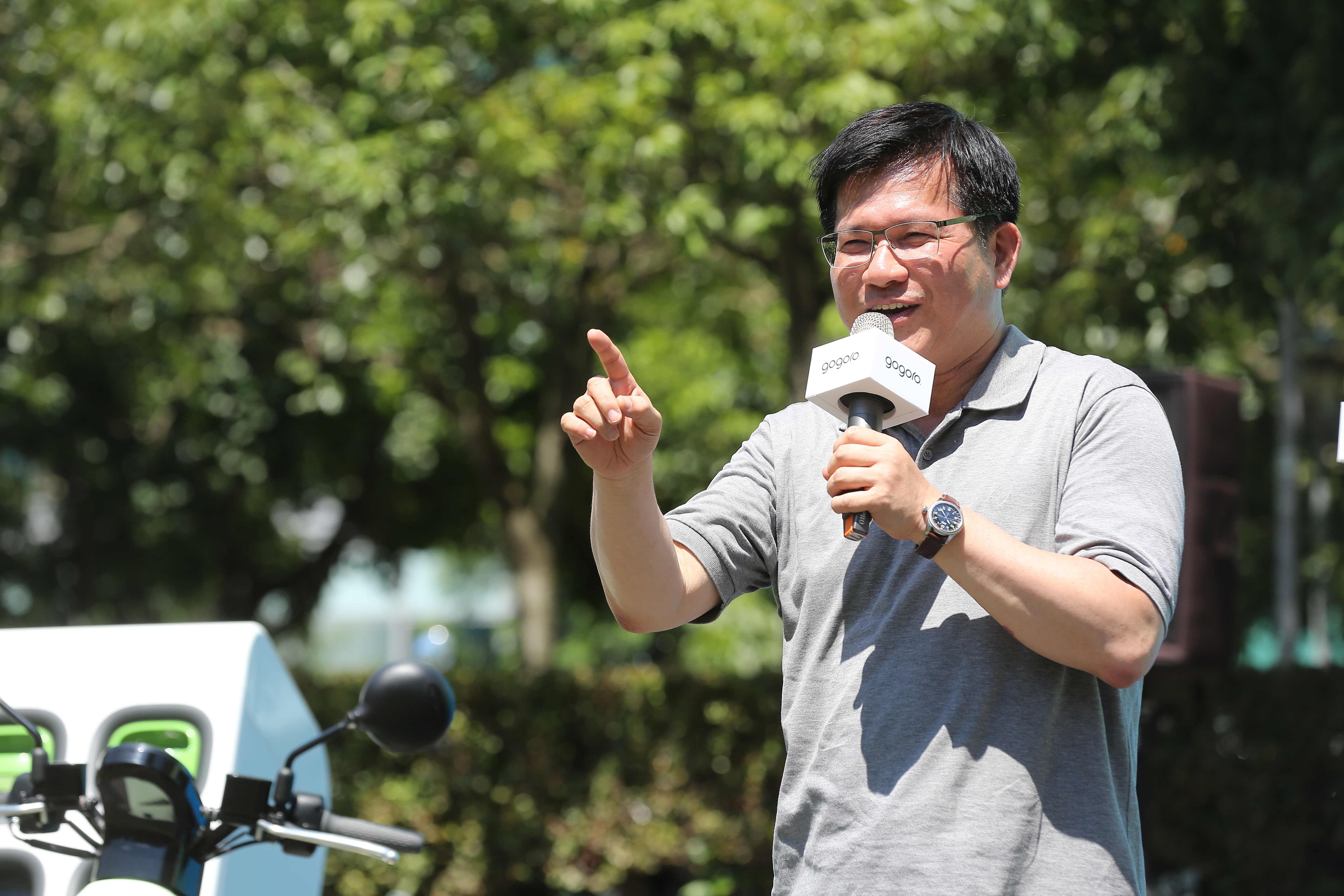 針對旅遊業慘況，交通部提「雨天不收傘」。