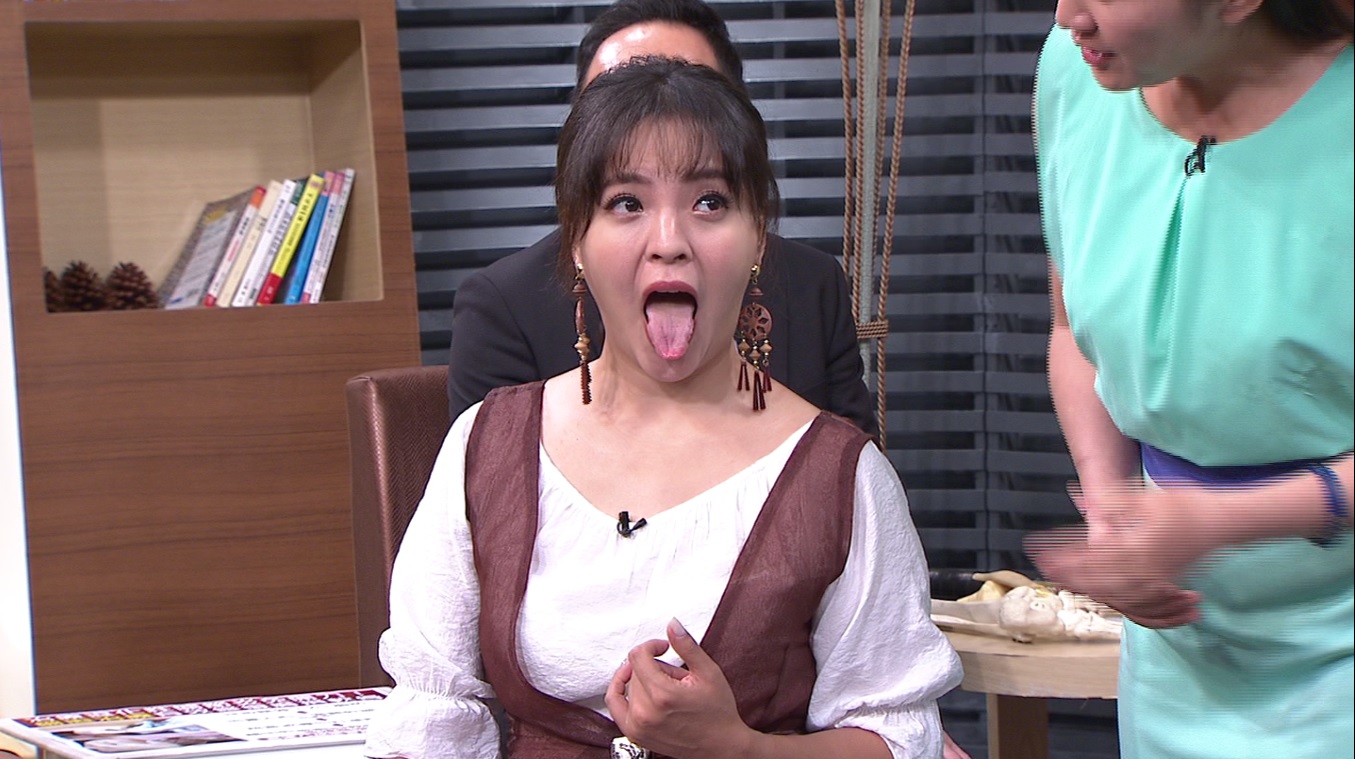 宣宣舌尖偏紅，被中醫師認為壓力過大。（年代提供）