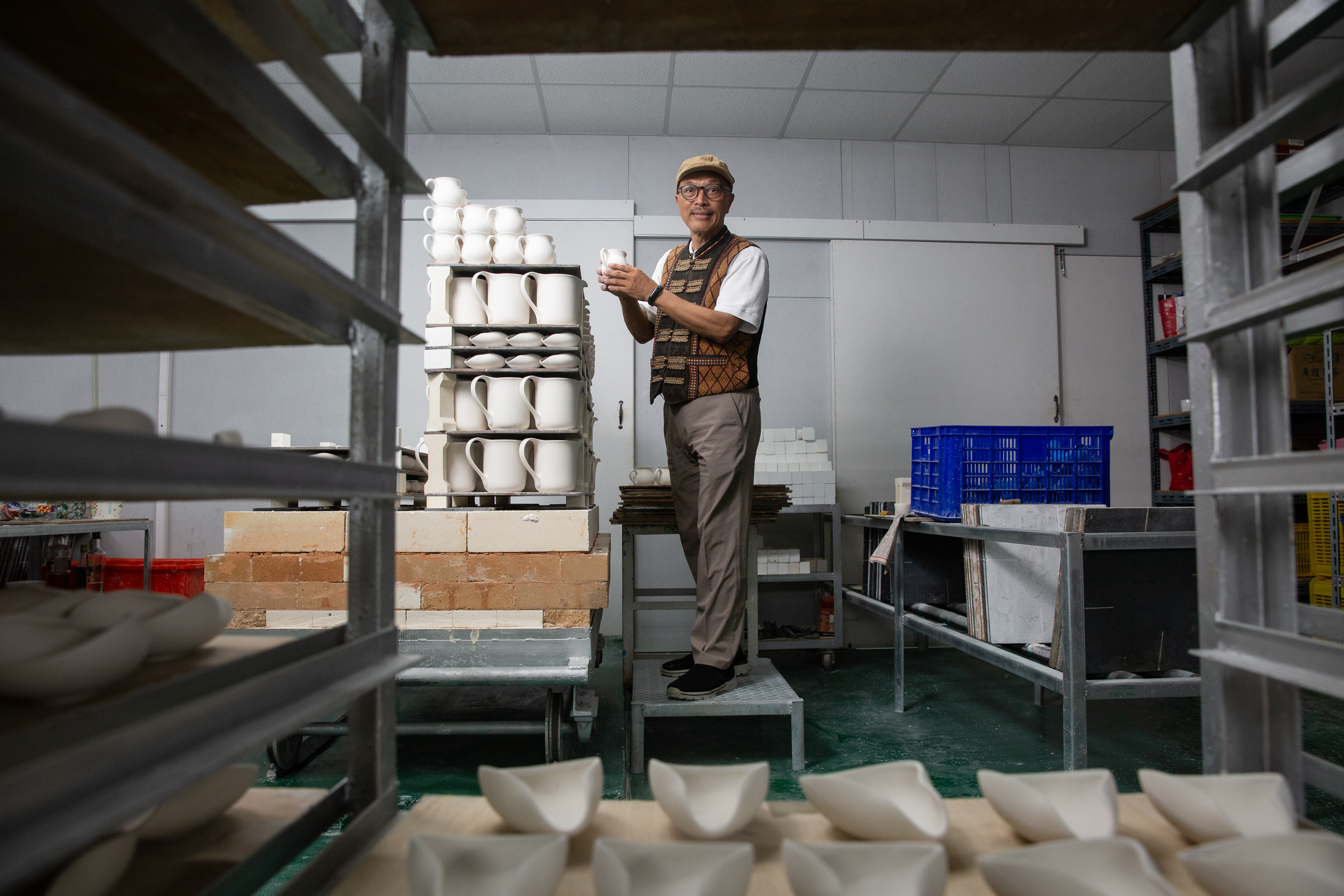 南家80年代經營陶瓷貿易，當時年收已達千萬元，南賢天專科畢業後也加入家族事業。