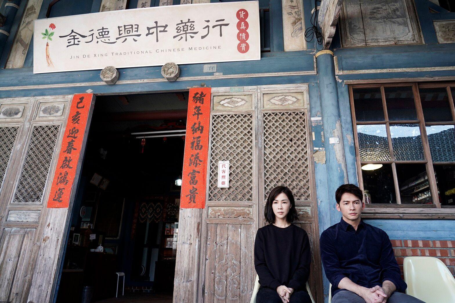 陳嘉玲(左)展現台灣五六年級女性,卡在時代夾縫中的疲態。(華視提供)