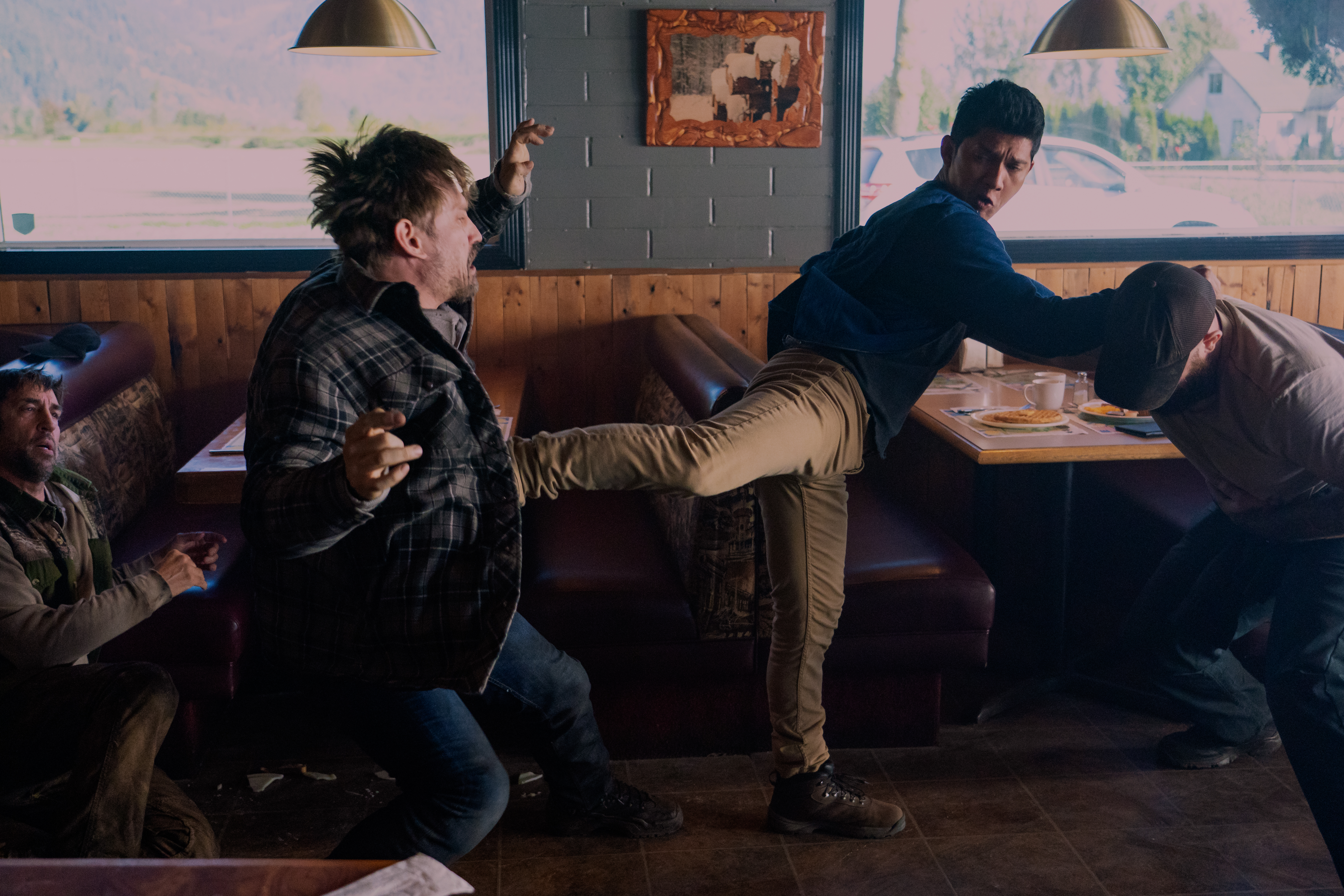 伊科烏艾斯揍人都好好看，值得你不斷倒帶重看。（Netflix提供）