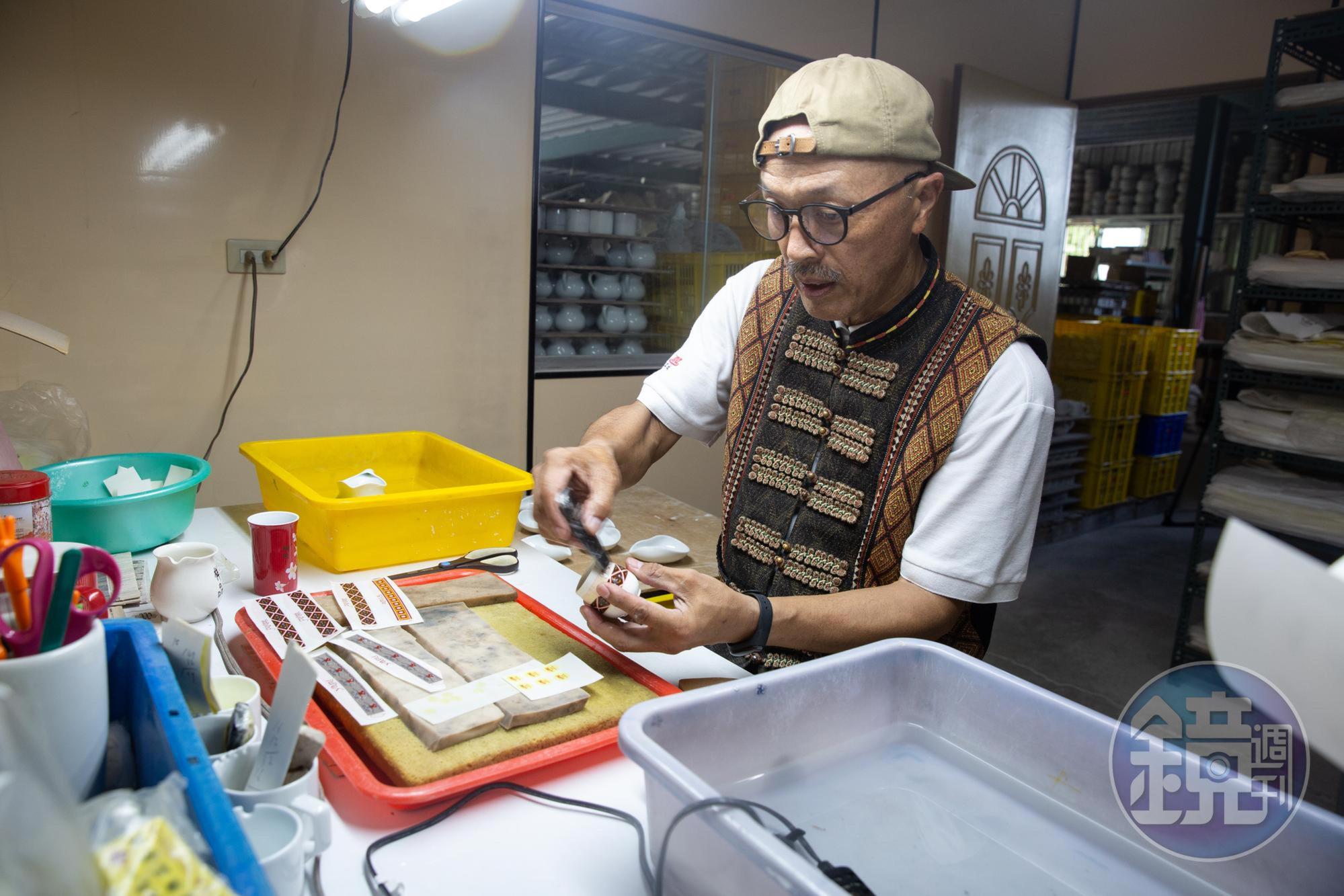 南賢天以昔日外銷陶瓷器的貼花工法,搭配田野調查取得的部落圖騰元素,作為產品設計靈感來源。