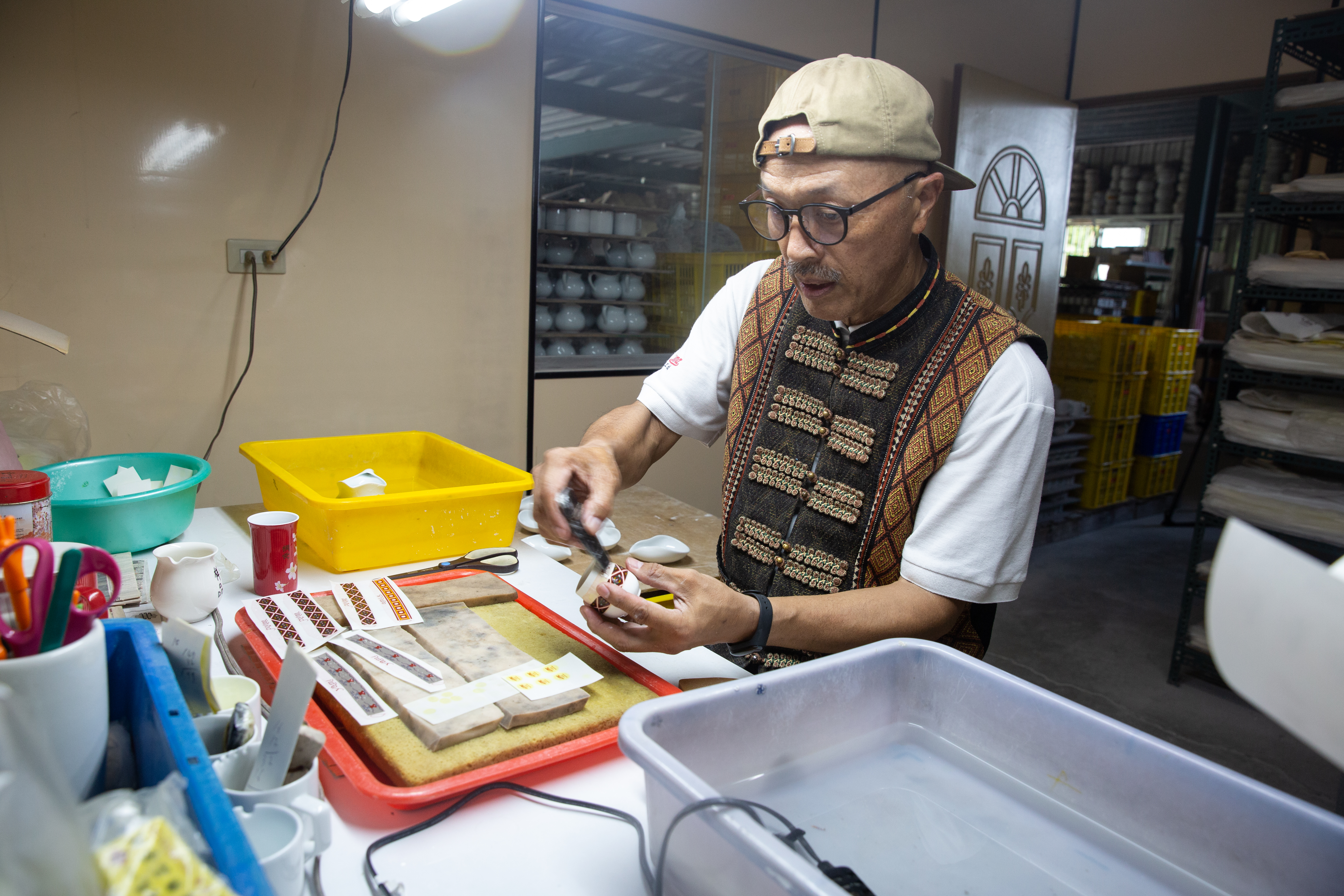 南賢天以昔日外銷陶瓷器的貼花工法,搭配田野調查取得的部落圖騰元素,作為產品設計靈感來源。