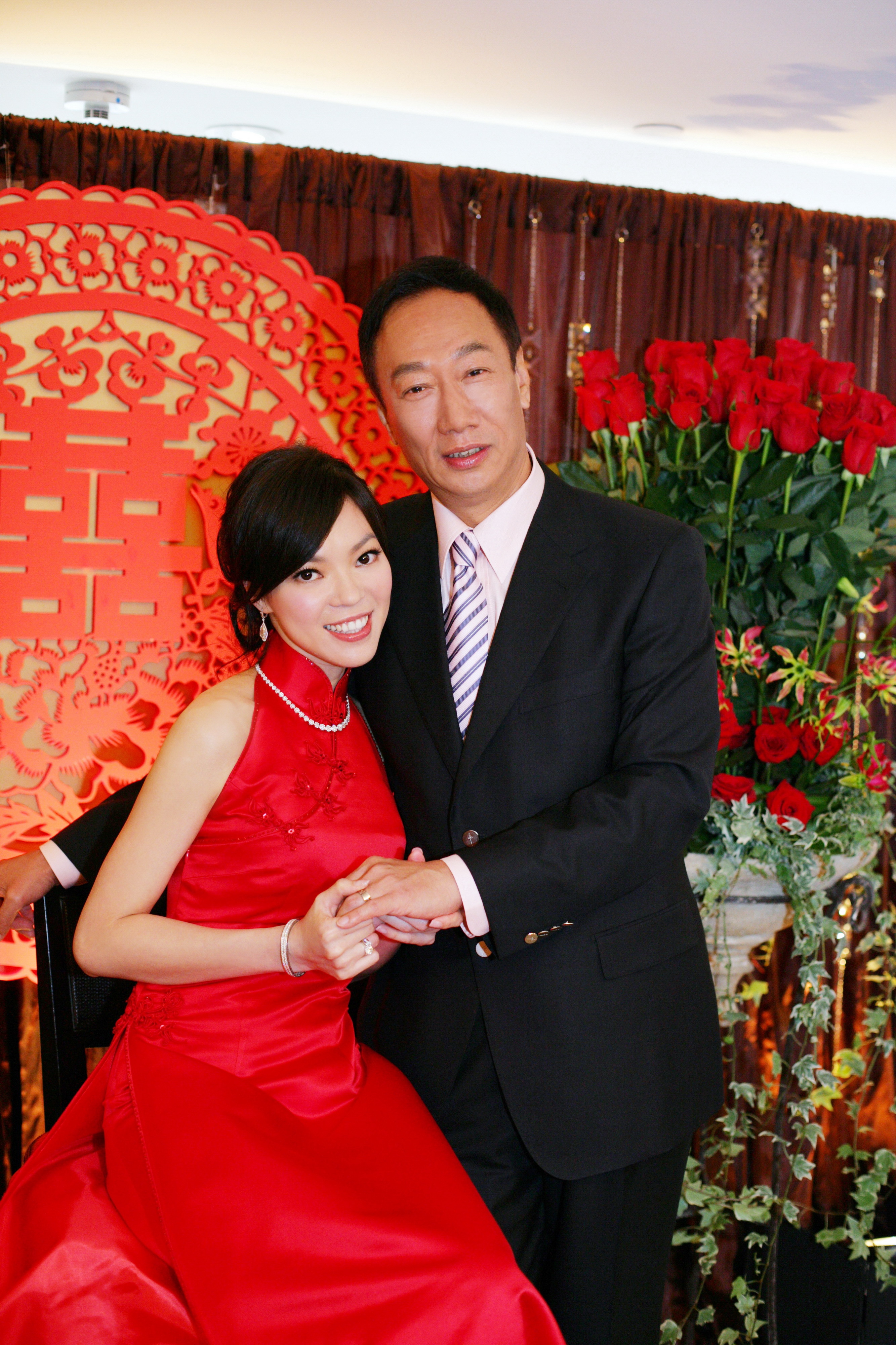 郭台銘與妻子曾馨瑩訂婚時的照片,根本看不出年齡相差24歲。(東方IC)
