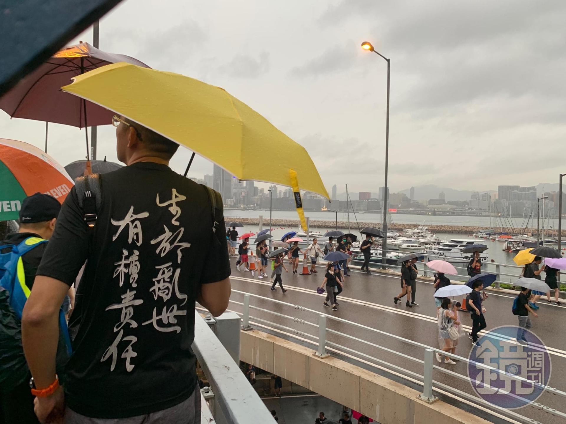 參加818集會的市民走出維園,沿著維港旁的車道遊行。