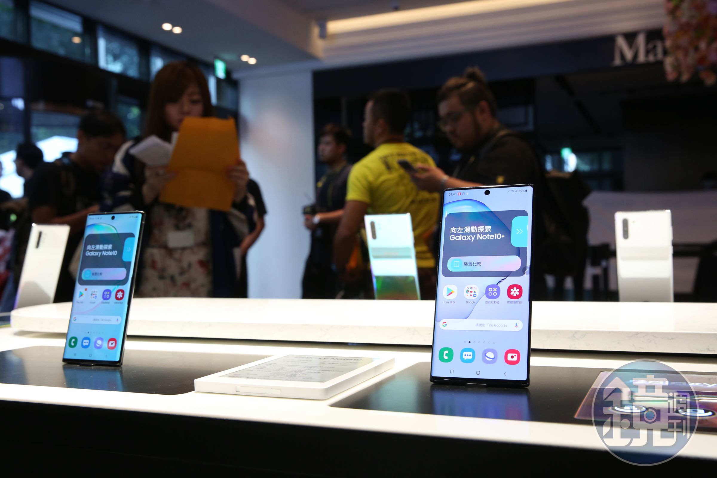 韓系三星率先推出旗艦機皇Galaxy Note 10，首賣祭出高額贈禮的吸引力下，一早擠入爆滿人潮。