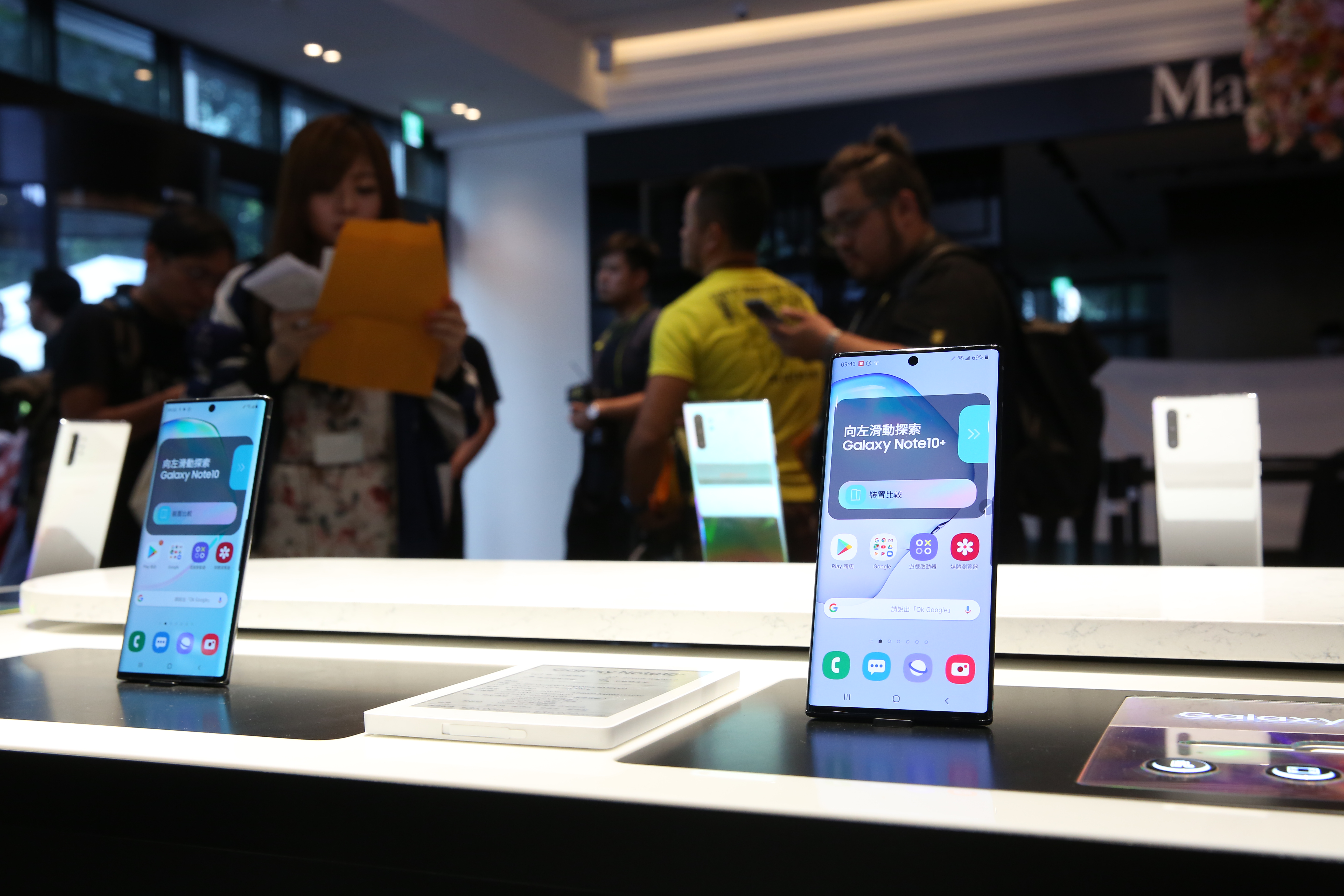 韓系三星率先推出旗艦機皇Galaxy Note 10，首賣祭出高額贈禮的吸引力下，一早擠入爆滿人潮。