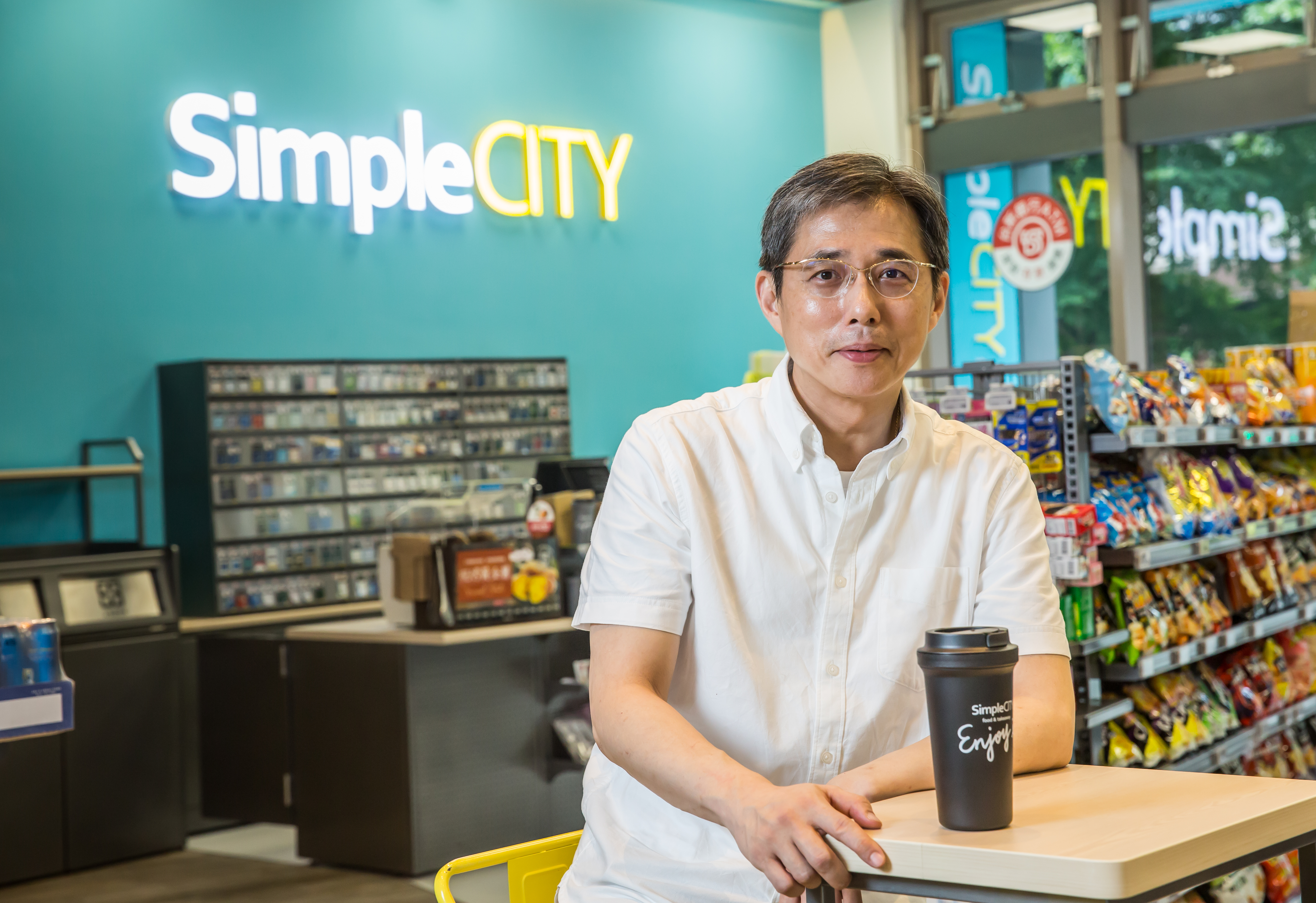 美廉社總經理邱光隆常被誤會是留洋回來，在部屬眼中更是文青老闆，其實他18歲才國中畢業，從小就跟在父親身邊學做生意。