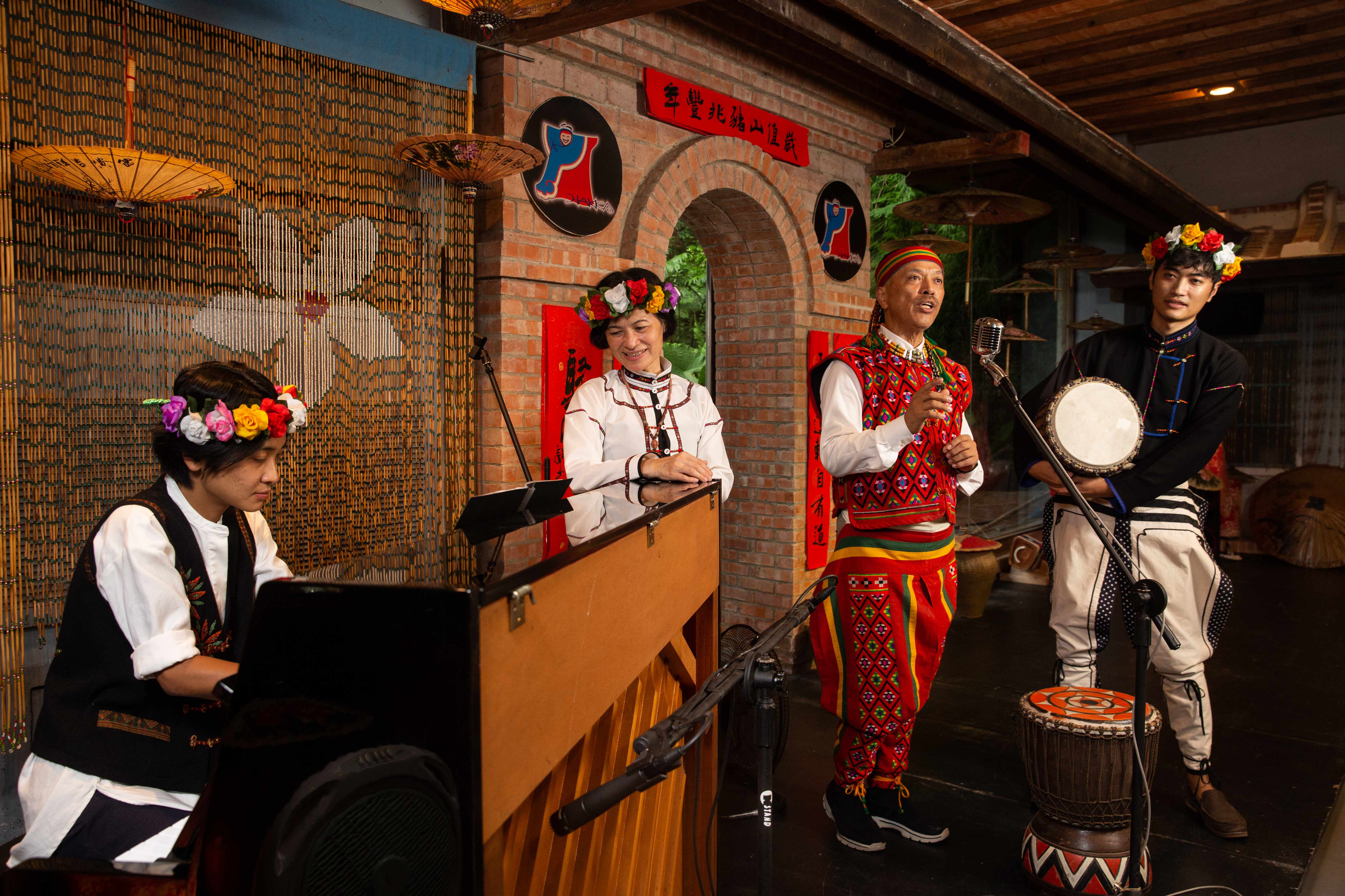 南賢天（右2）曾以素人歌手身分，受邀到國家音樂廳演出，在力馬，他與妻兒以1小時的紮實音樂饗宴，娓娓訴說生命轉折與回饋原鄉使命。