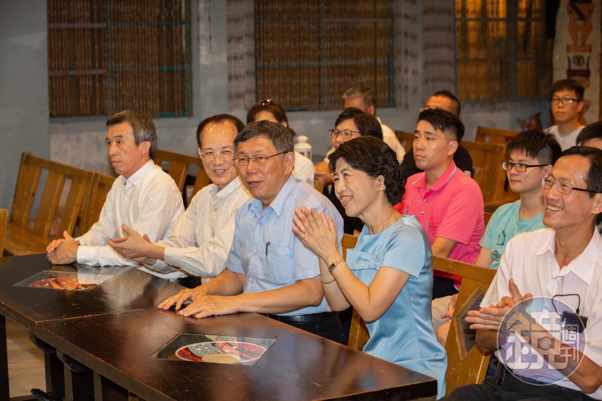 賢天充滿曠野氣息的嗓音，讓賓客台北市長柯文哲（前中）與妻子陳珮琪（前右2）聽得如痴如醉。