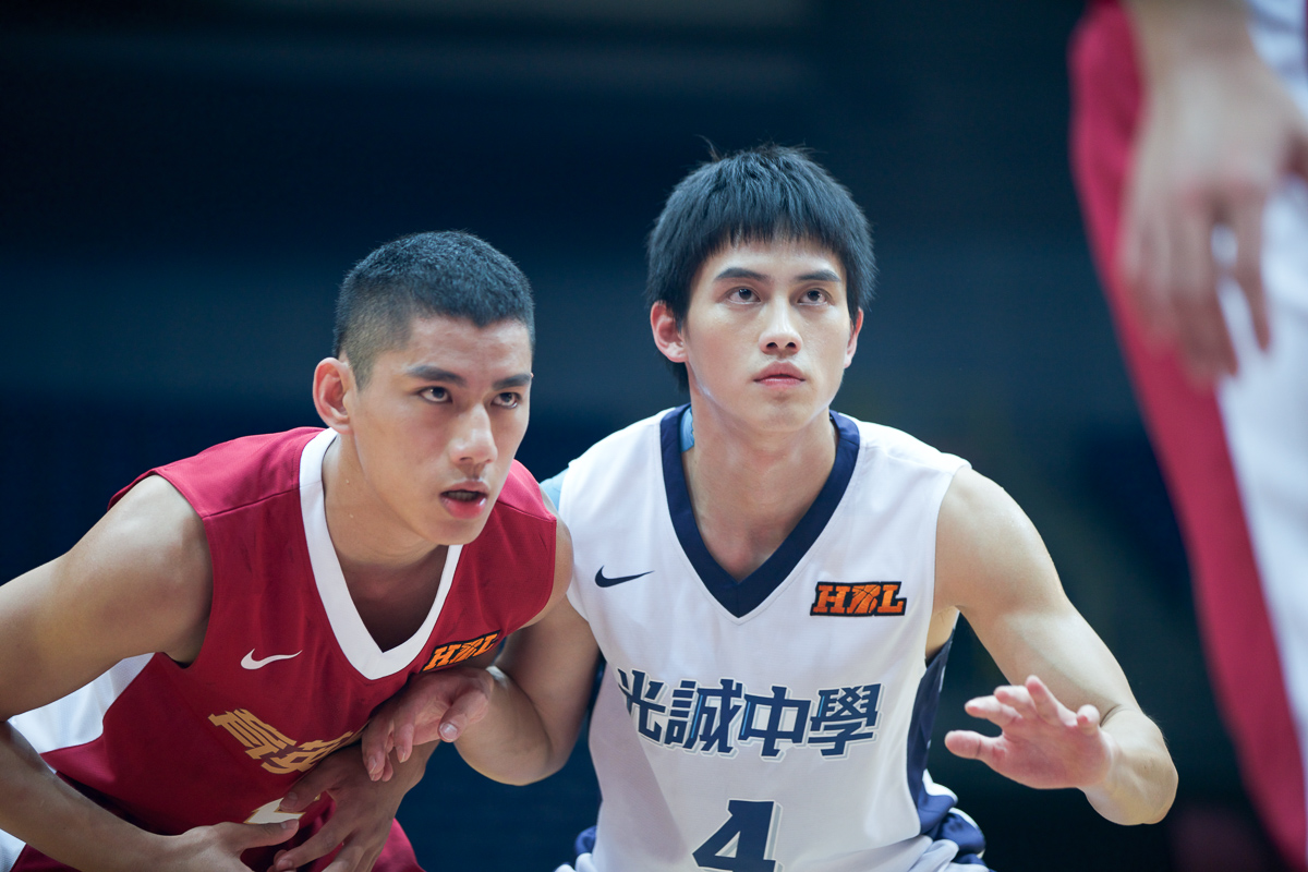 《下半場》的范少勳（右）是哥哥、朱軒洋（左）是弟弟，他們必須在最愛的籃球場上，分出高下。（華納兄弟）