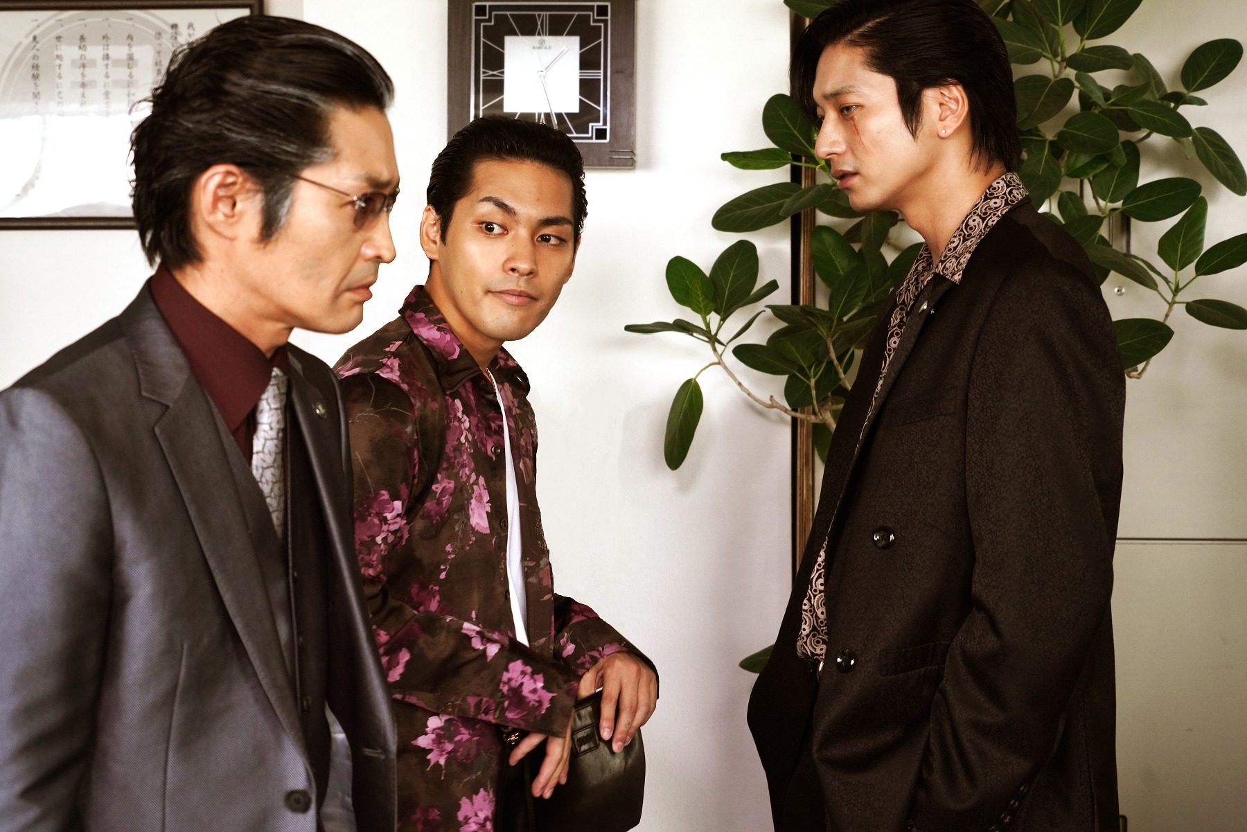 《殺手寓言》集結安田顯（左起）、柳樂優彌、向井理共同演出。（采昌國際）