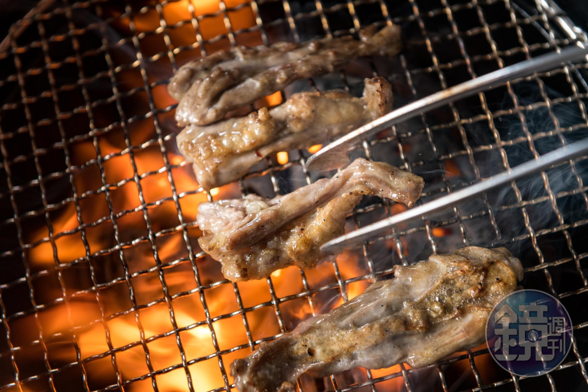 搭配鹽烤「雞頸肉」開場，幫胃口暖暖身。（250元／份）
