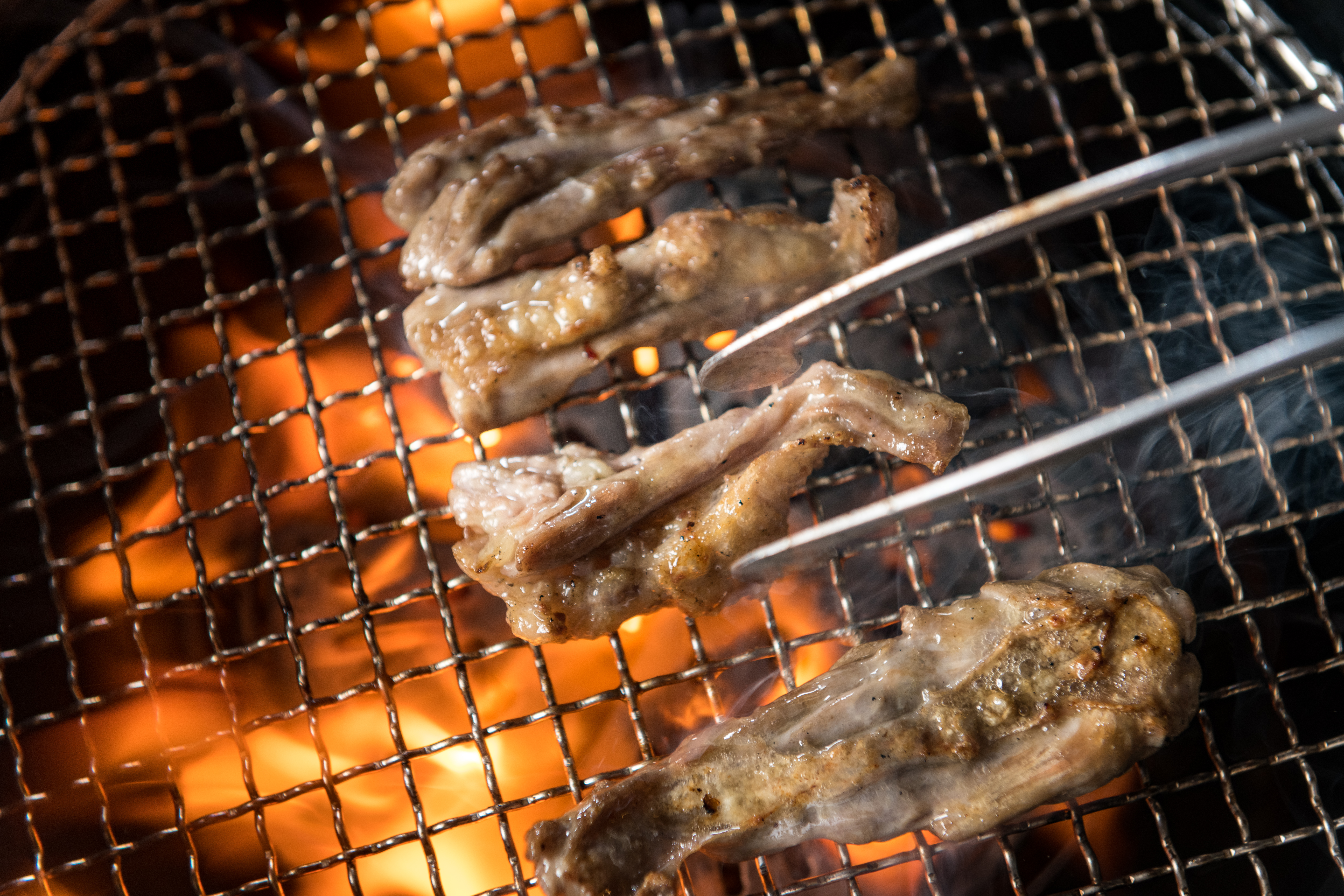 搭配鹽烤「雞頸肉」開場，幫胃口暖暖身。（250元／份）