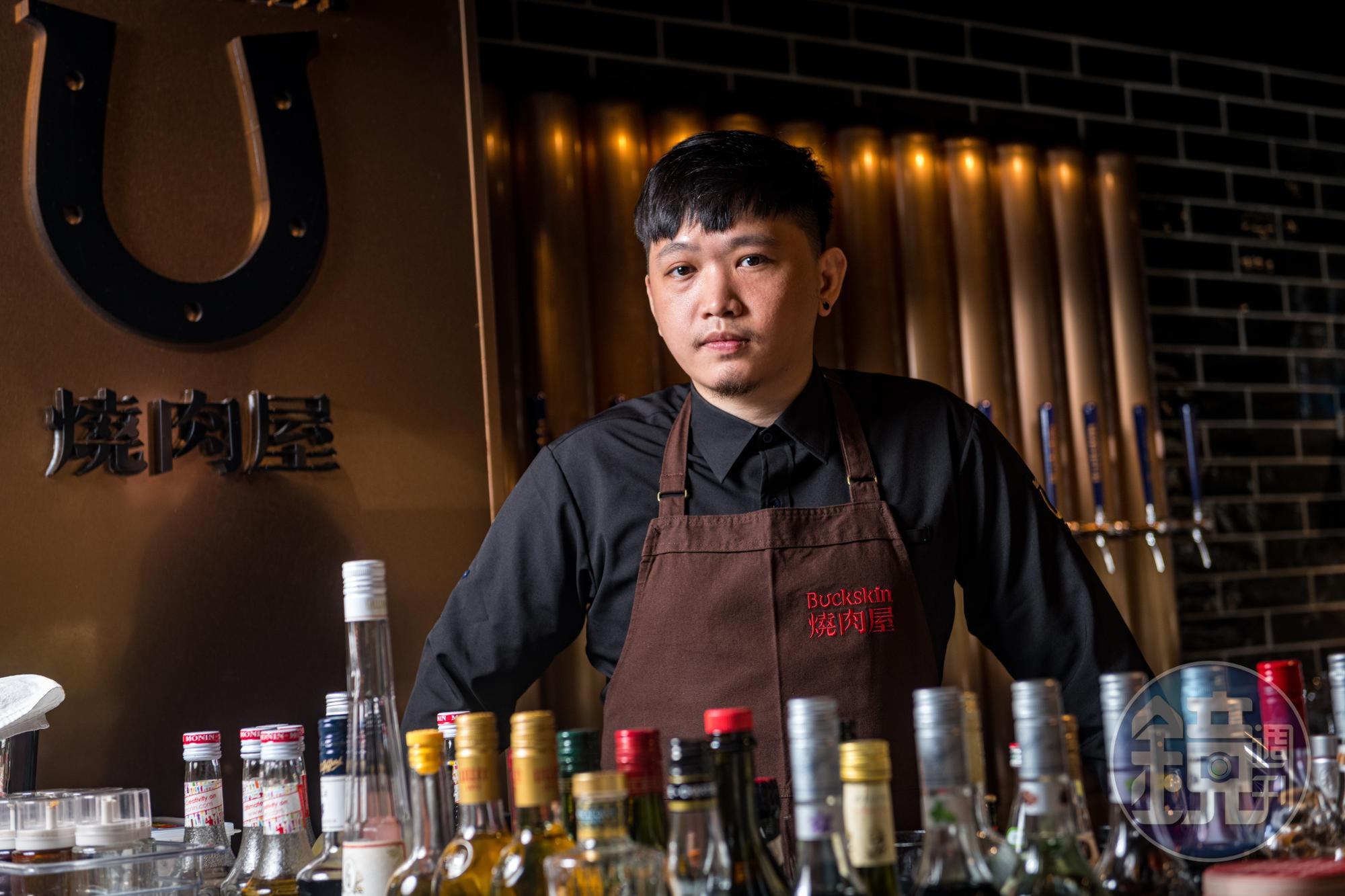 「柏克金餐飲集團」Bar Leader曾宇皓對自家啤酒製程及風味瞭若指掌。