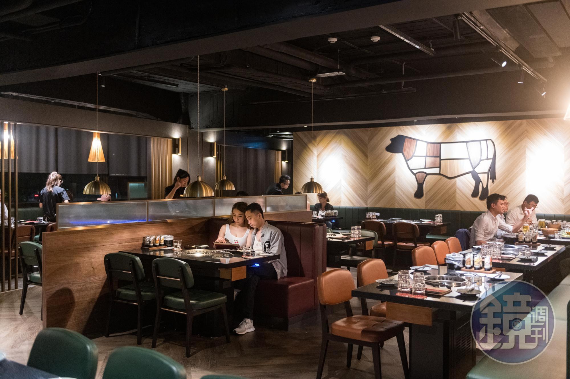 餐廳在日式輪廓中，以皮椅、沙發家具融合歐式風格。