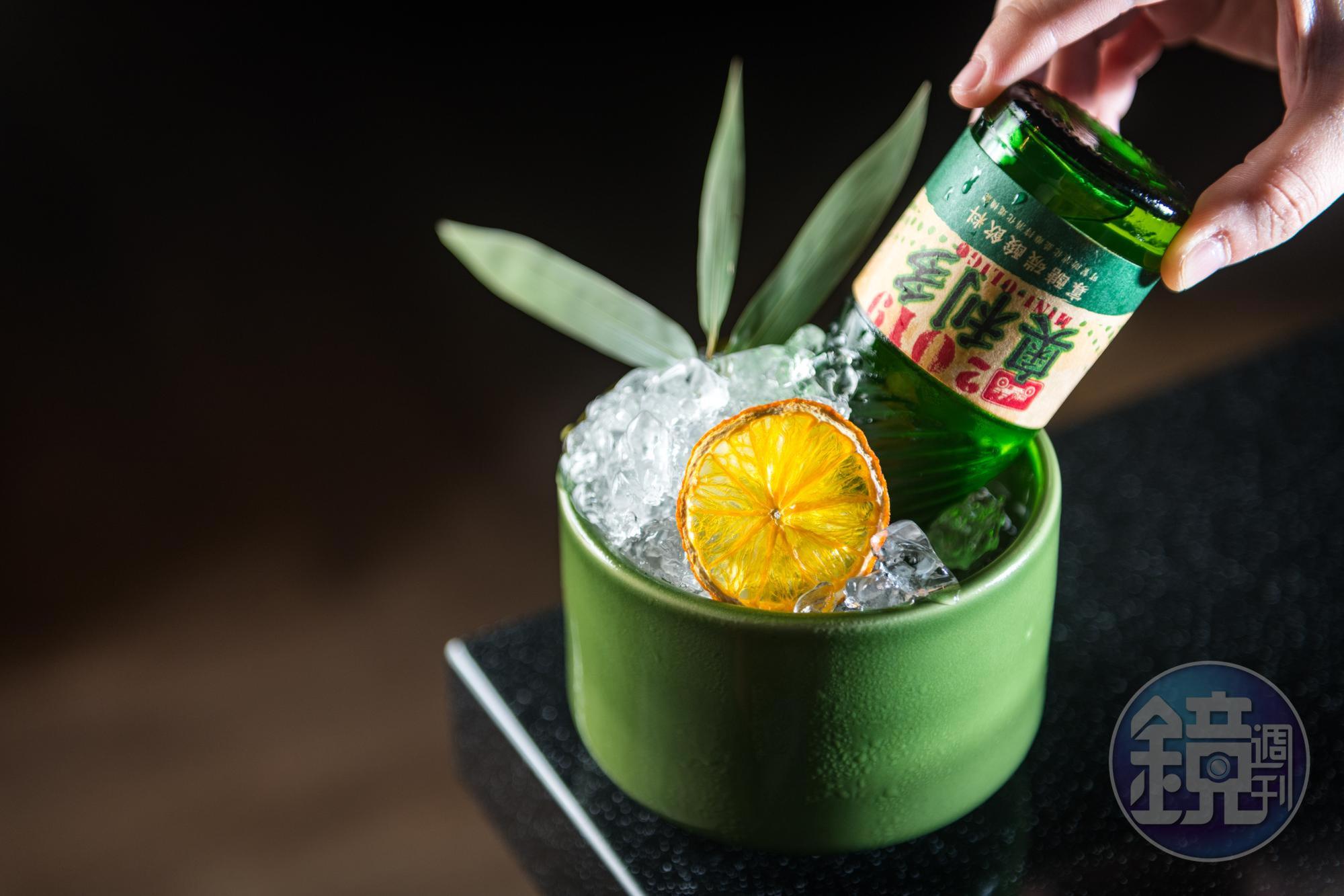 「兒時的回憶」在蘭姆酒的基底,加入飲料「奧利多」,賦予活潑碳酸感。(300元/杯)