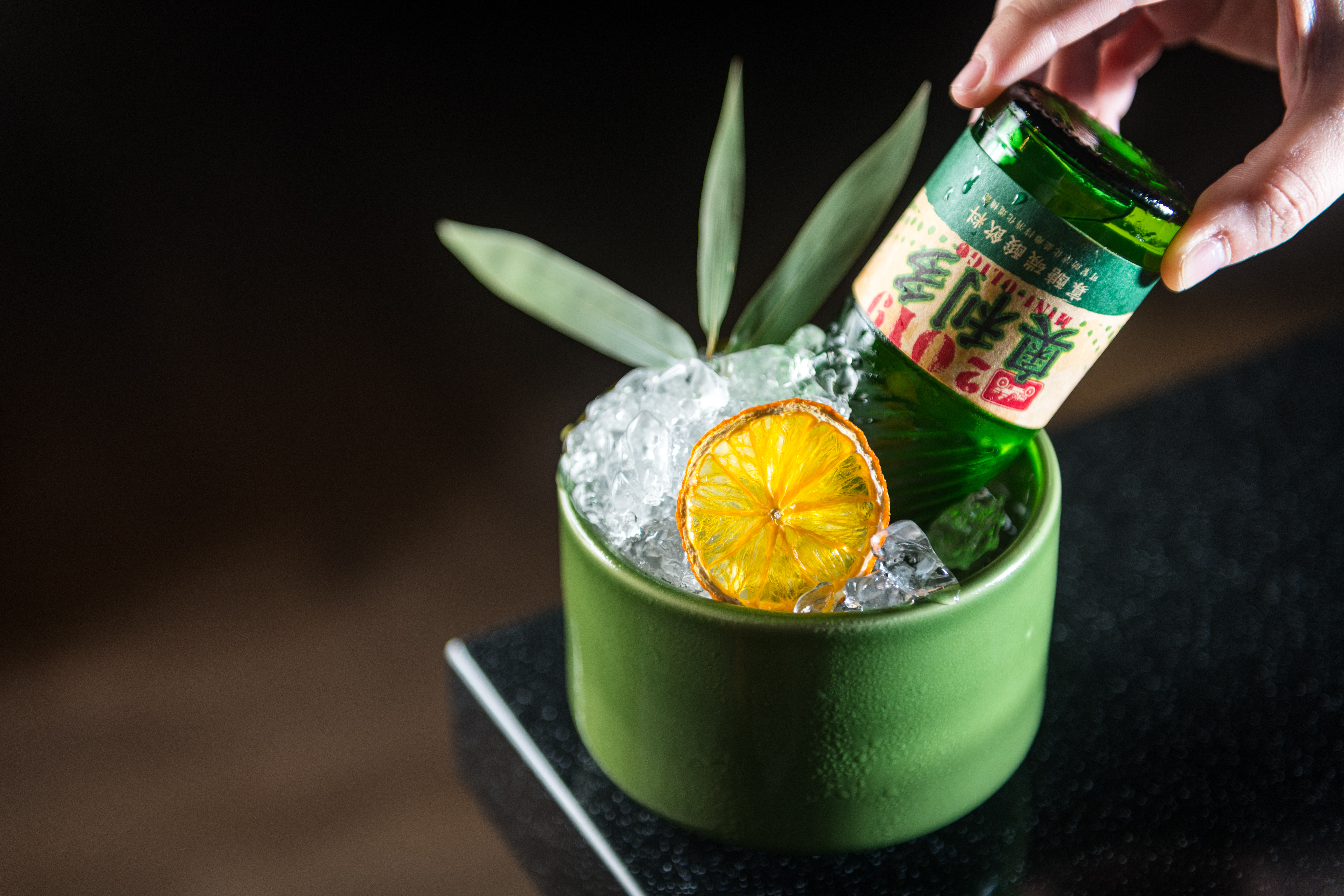 「兒時的回憶」在蘭姆酒的基底，加入飲料「奧利多」，賦予活潑碳酸感。（300元／杯）