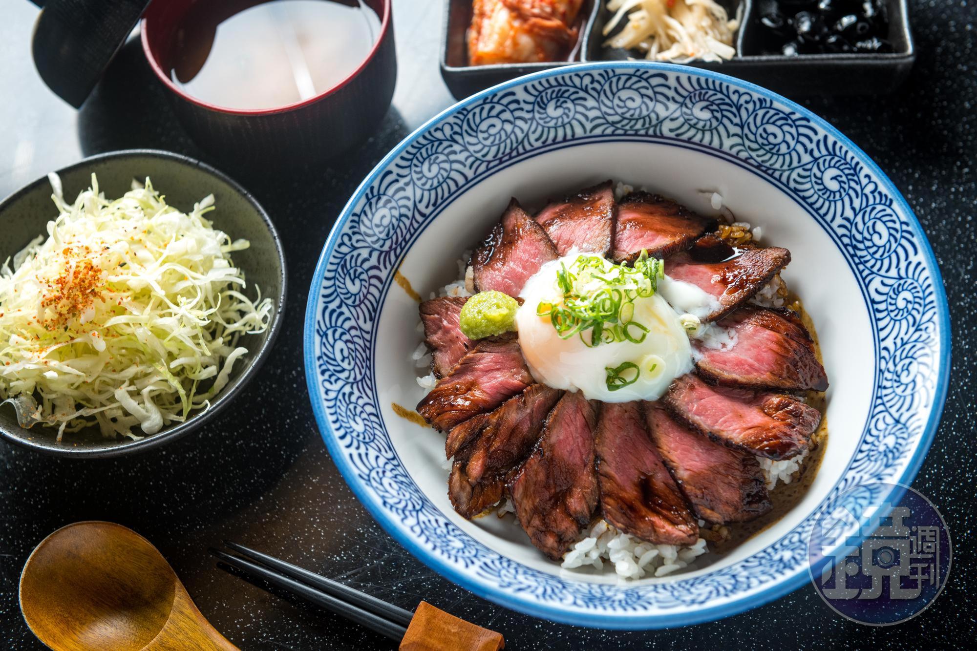 「豪華牛排丼定食」舒肥、煎至上色的牛肩胛與半熟蛋的組合,滑潤焦香,太罪惡。(320元/份,商業午餐)