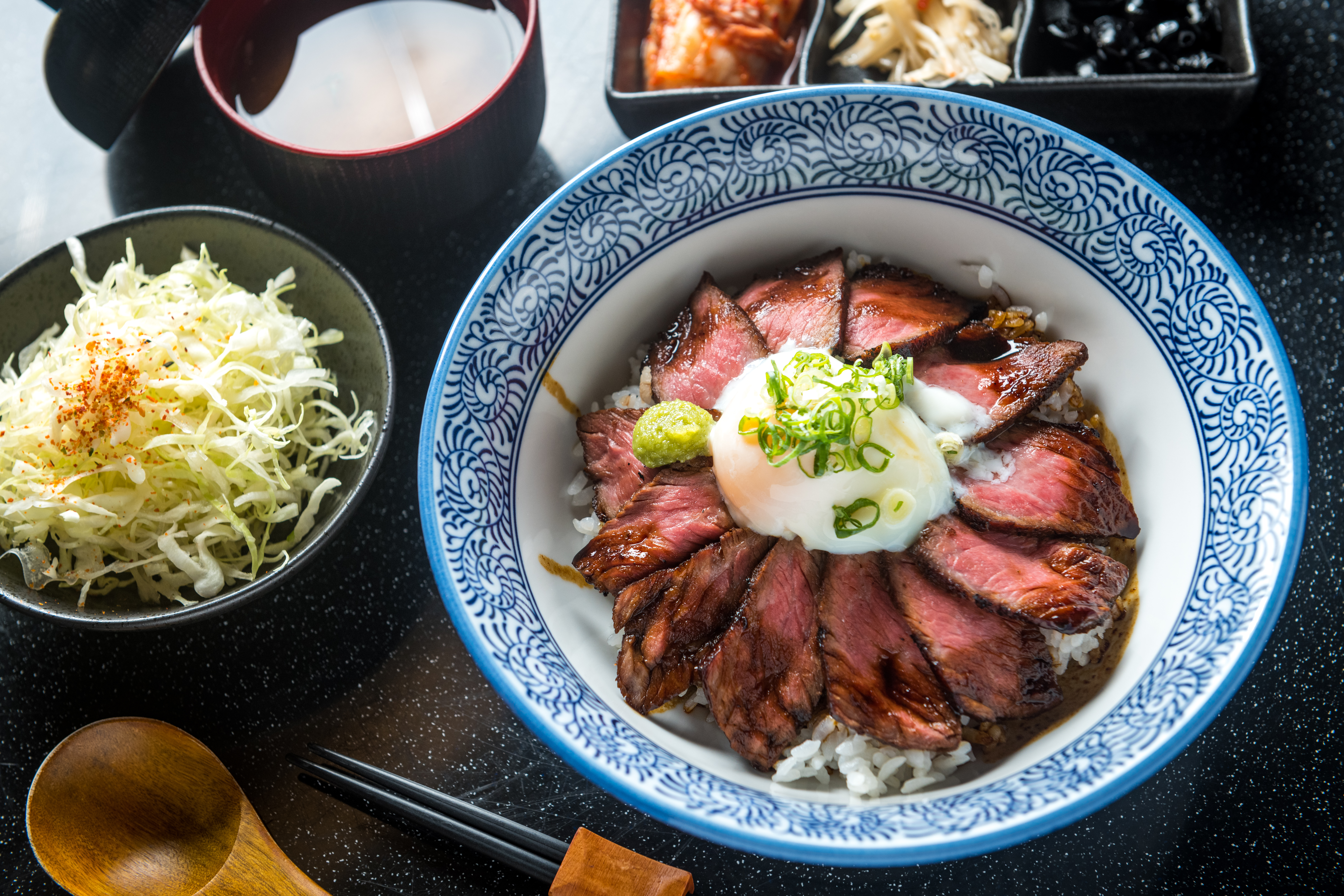 「豪華牛排丼定食」舒肥、煎至上色的牛肩胛與半熟蛋的組合,滑潤焦香,太罪惡。(320元/份,商業午餐)