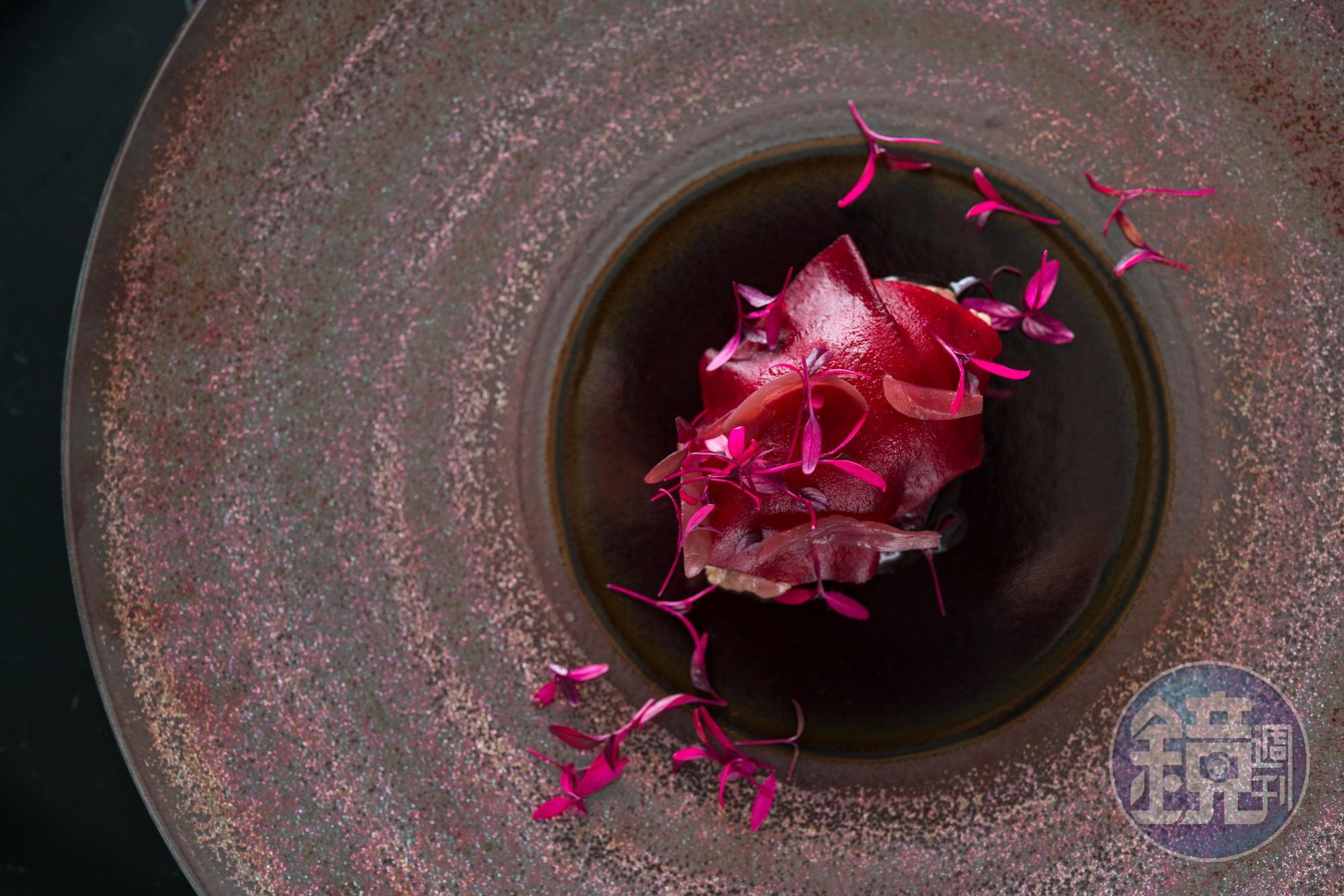 MiraWan端出精緻法菜,晚間套餐前菜「生牛肉塔塔 烙烤生蠔 甜菜根」有玫瑰甜香及墨西哥辣椒的辣感。