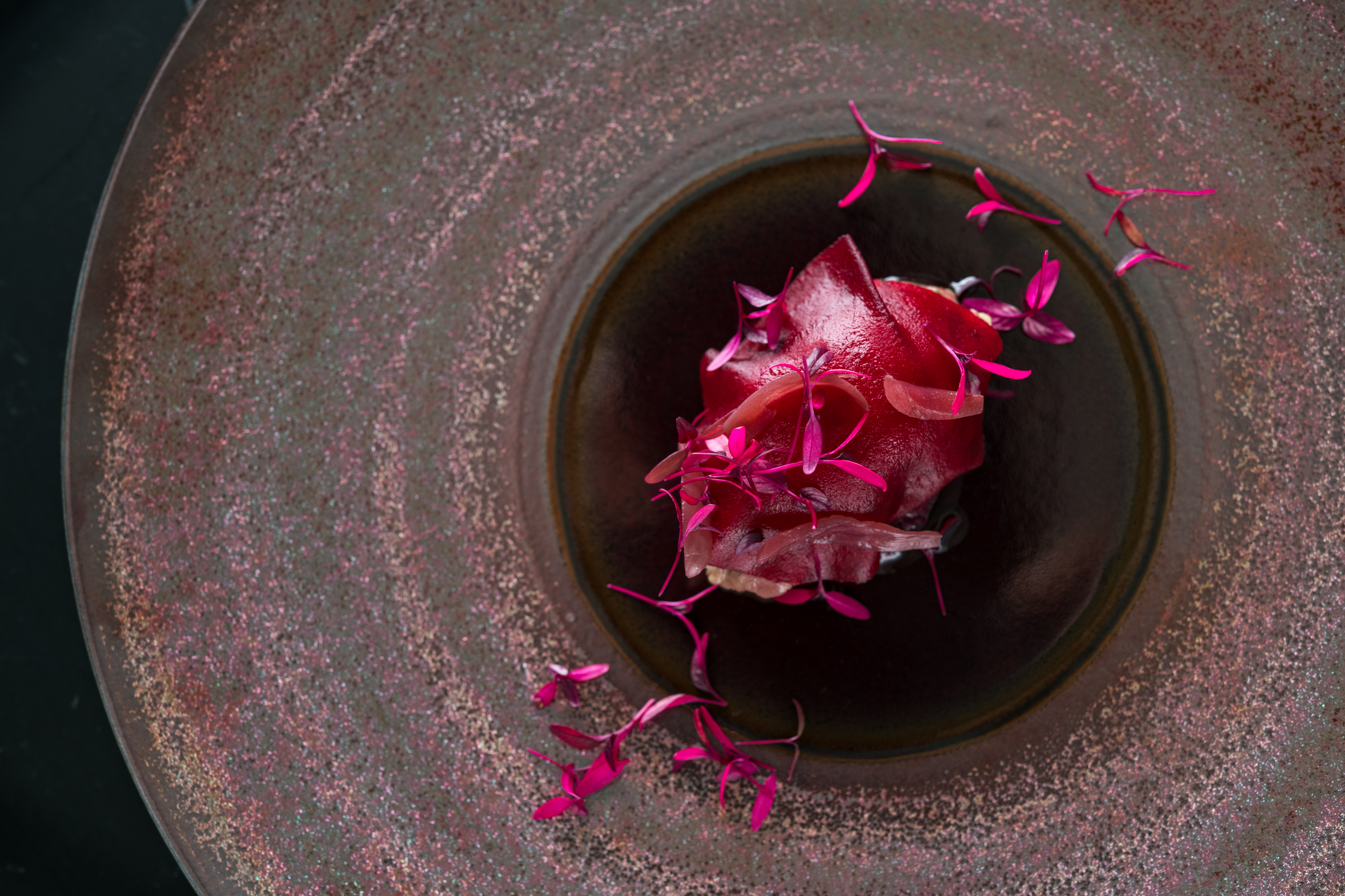 MiraWan端出精緻法菜，晚間套餐前菜「生牛肉塔塔 烙烤生蠔 甜菜根」有玫瑰甜香及墨西哥辣椒的辣感。