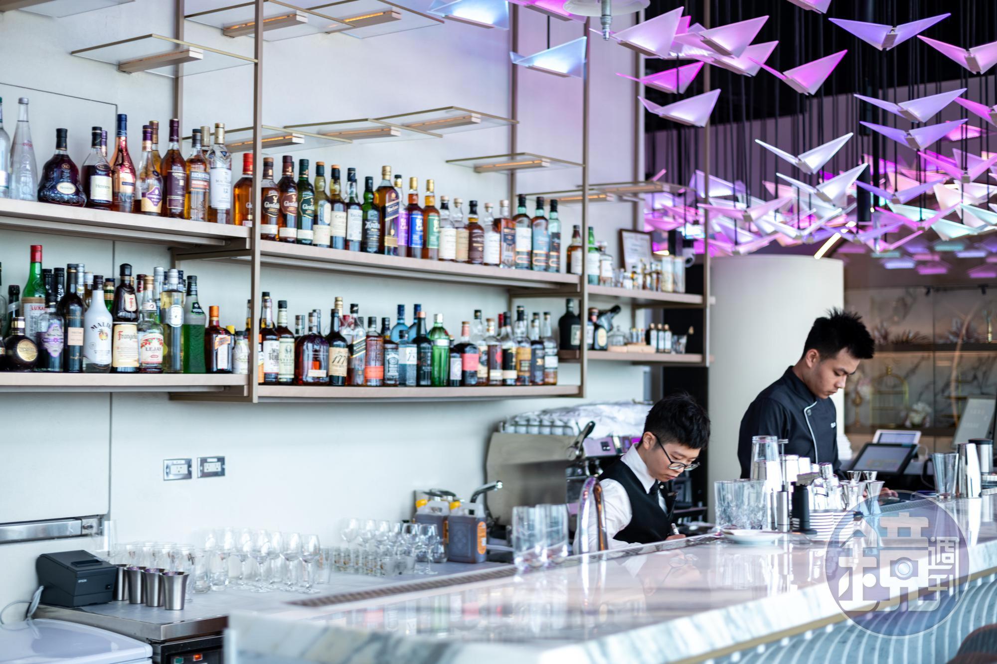 MiraWan的酒吧部分自晚上七點開始,提供各式烈酒調酒及Bar food。