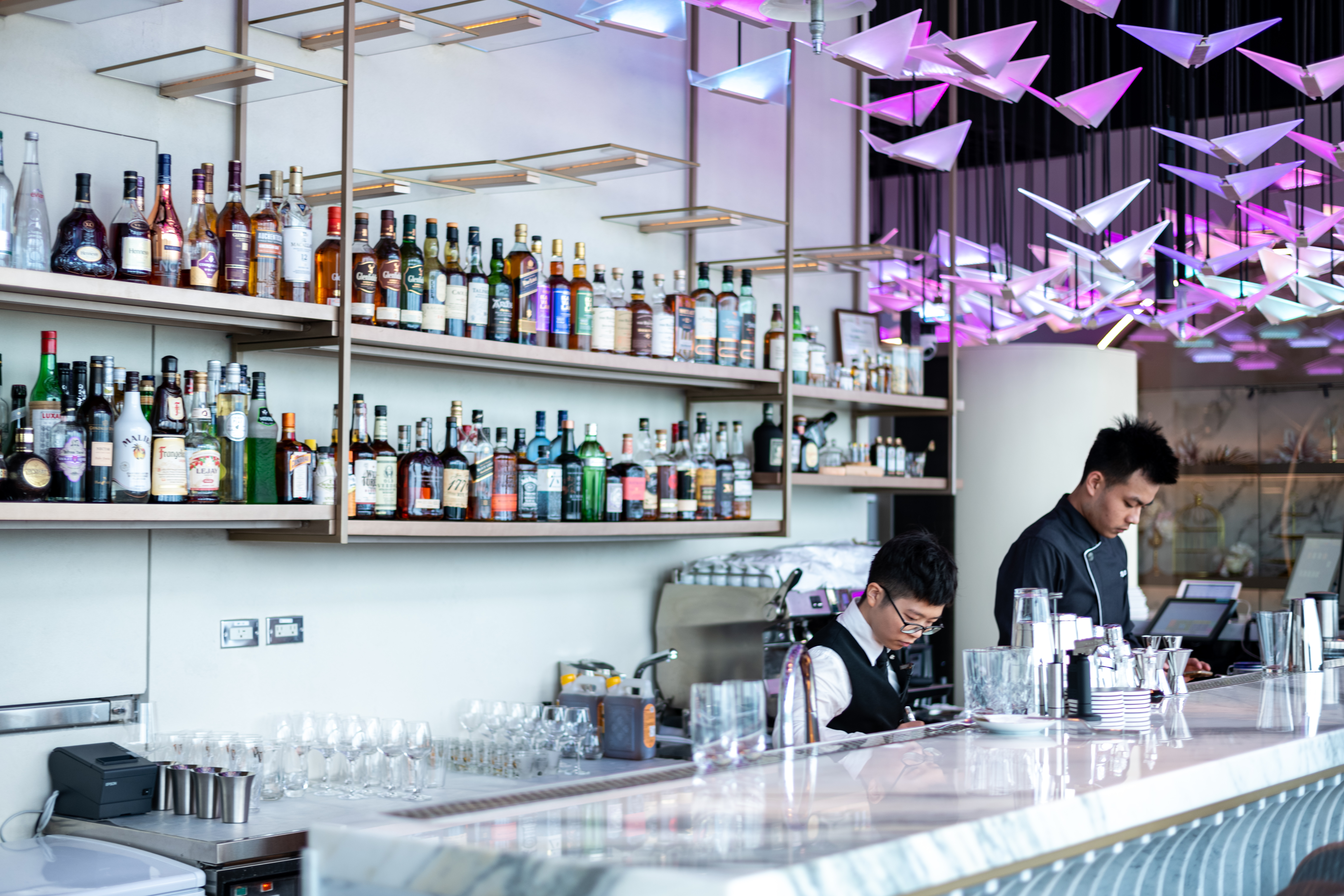 MiraWan的酒吧部分自晚上七點開始，提供各式烈酒調酒及Bar food。