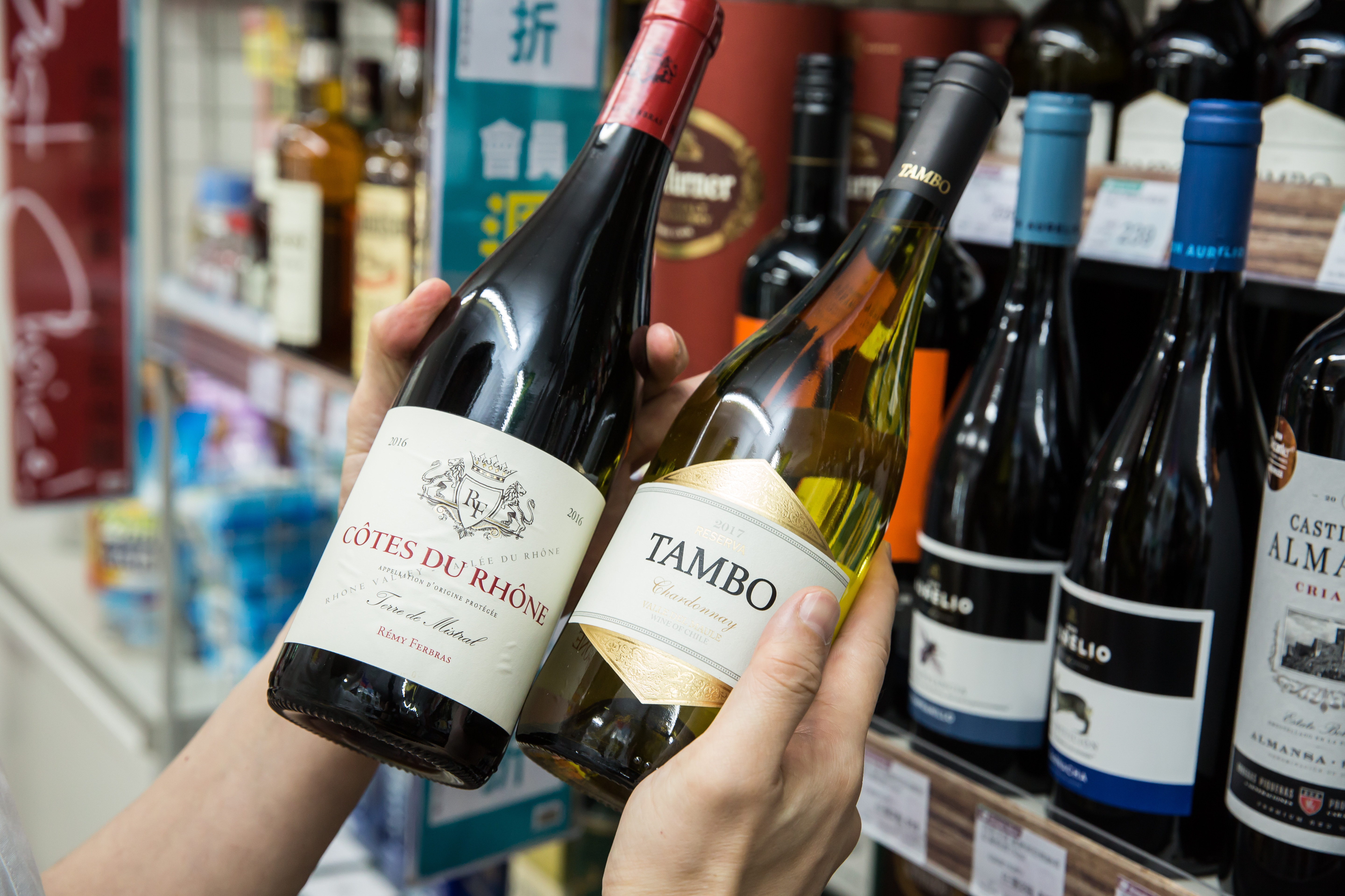 美廉社進口葡萄酒、啤酒物美價廉頗受好評，網友戲稱，是酒鬼的好朋友。