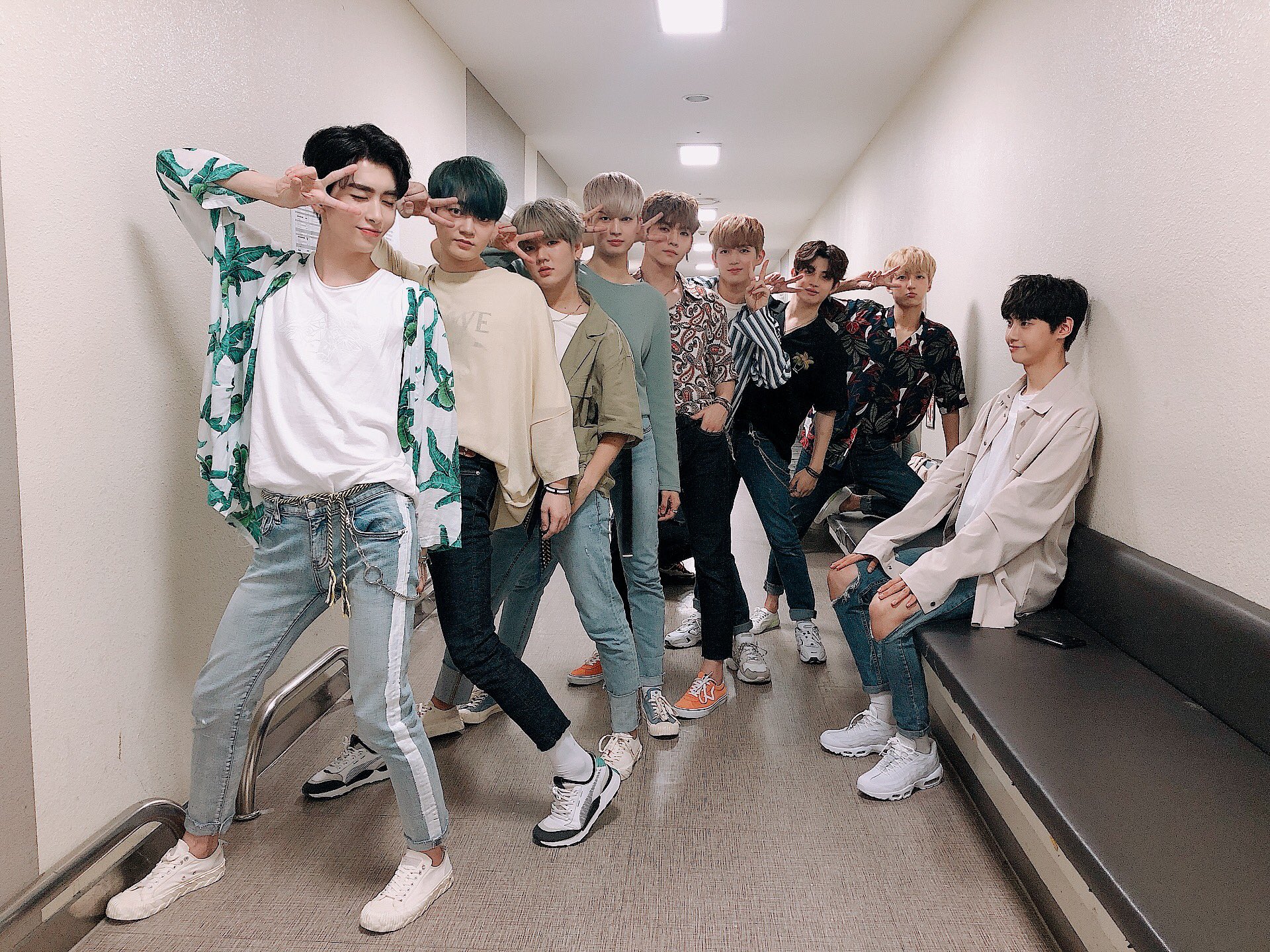 李鎮赫（右）突擊UP10TION打歌通告，一起開心合照。（翻攝自UP10TION推特）