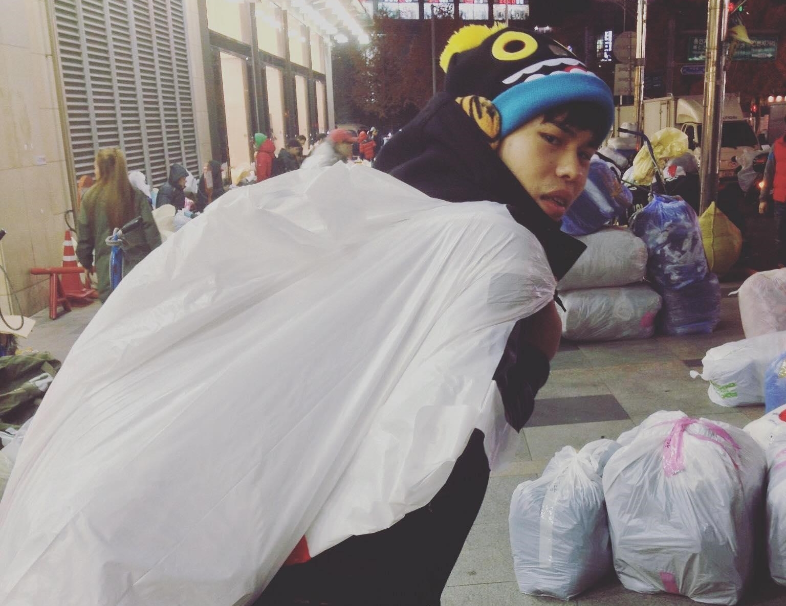 聖結石2013年在通化街夜市擺攤賣衣服，心中最想的其實是創立自己的品牌。（WebTVAsia提供）