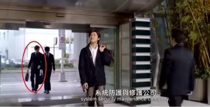 聖結石在電影《BBS鄉民正義》中飾演上班族。（翻攝自YouTube）