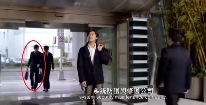 聖結石在電影《BBS鄉民正義》中飾演上班族。（翻攝自YouTube）