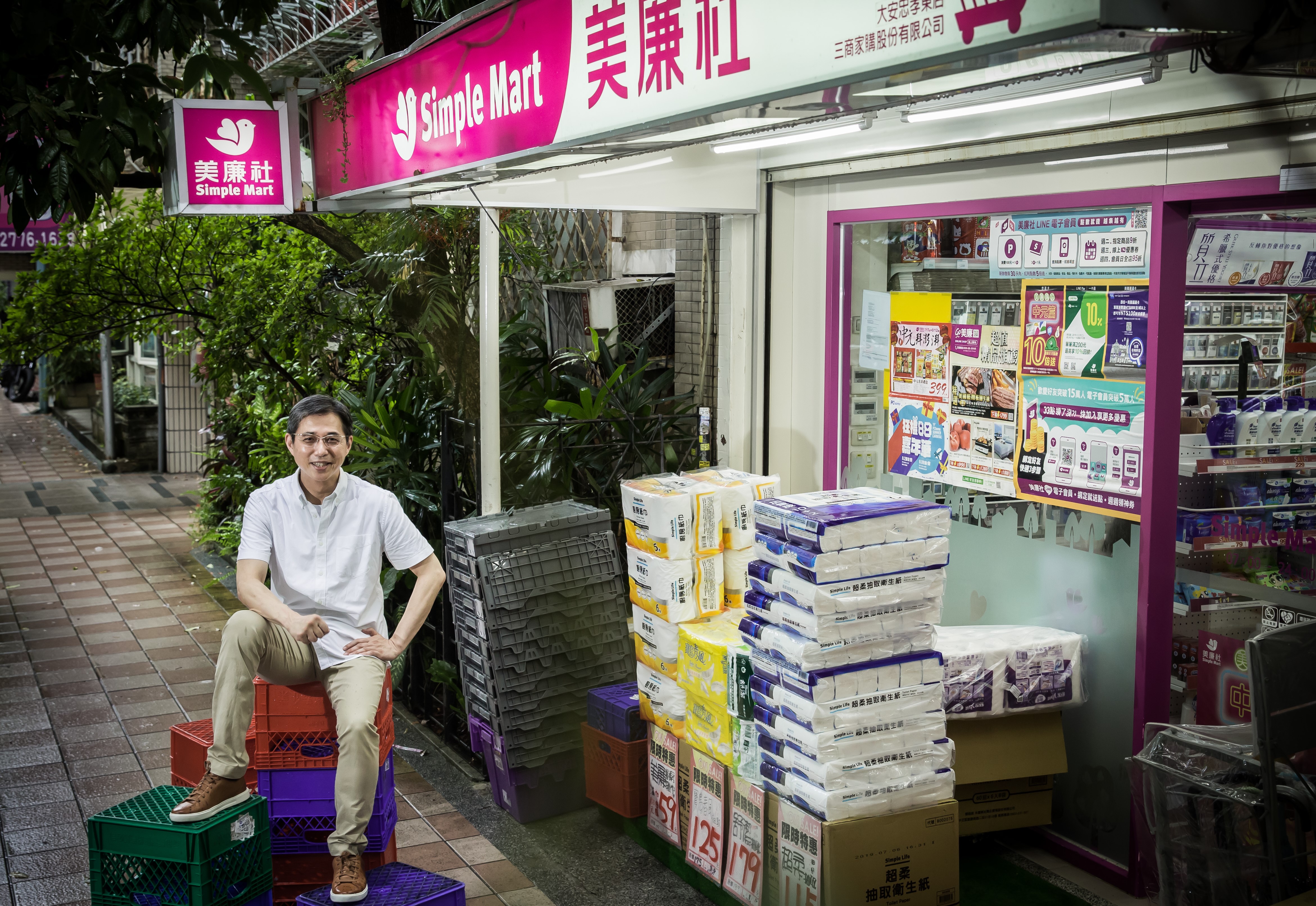 在邱光隆帶領下，美廉社第一年就開10間店，然後開發自有品牌，走過13年，如今將達700家店，在巷弄中打出一片天。