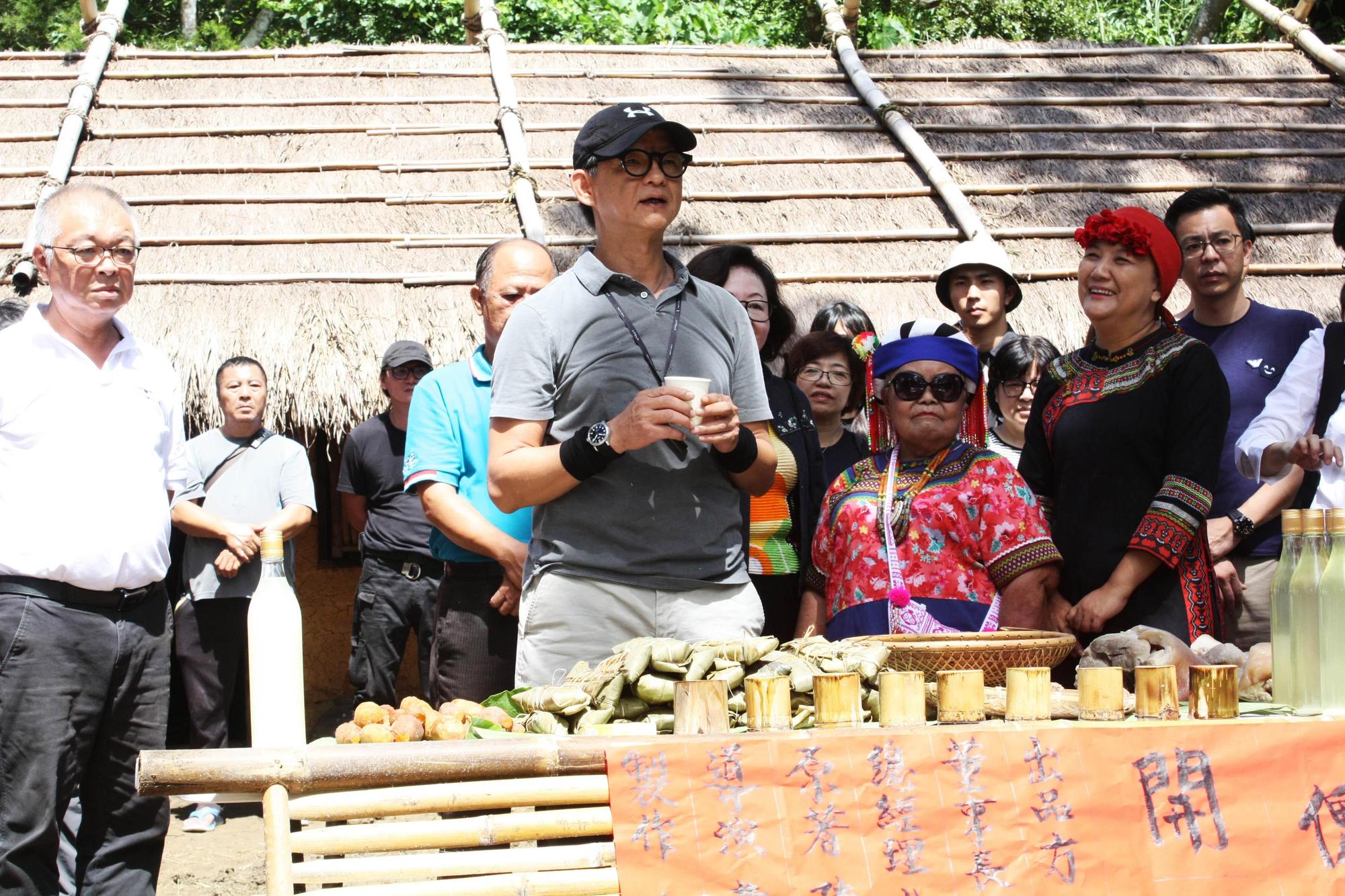 導演曹瑞原於《傀儡花》(暫名)開鏡活動中進行原民祈福Palisi儀式。(公視提供)