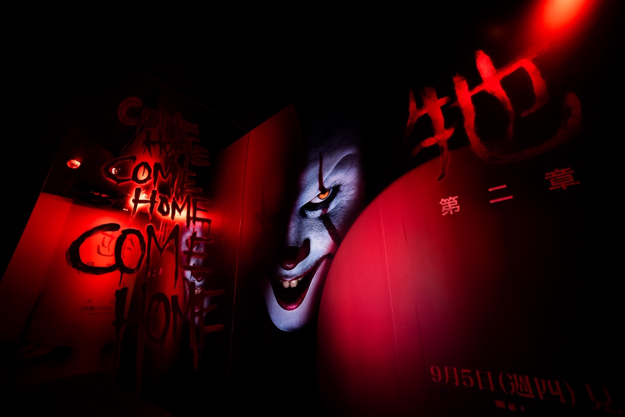 《牠 第二章》打造「破膽樂園」，同時在台北西門町與信義區登場。（華納兄弟提供）