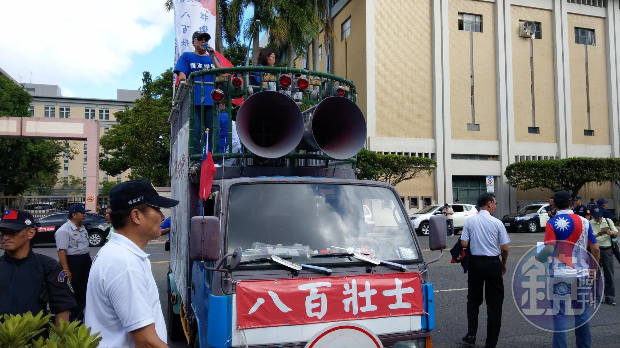 大法官宣告年金改革相關法律大部分合憲,僅「禁止退休後領雙薪條款」違憲,八百壯士赴司法院抗議。