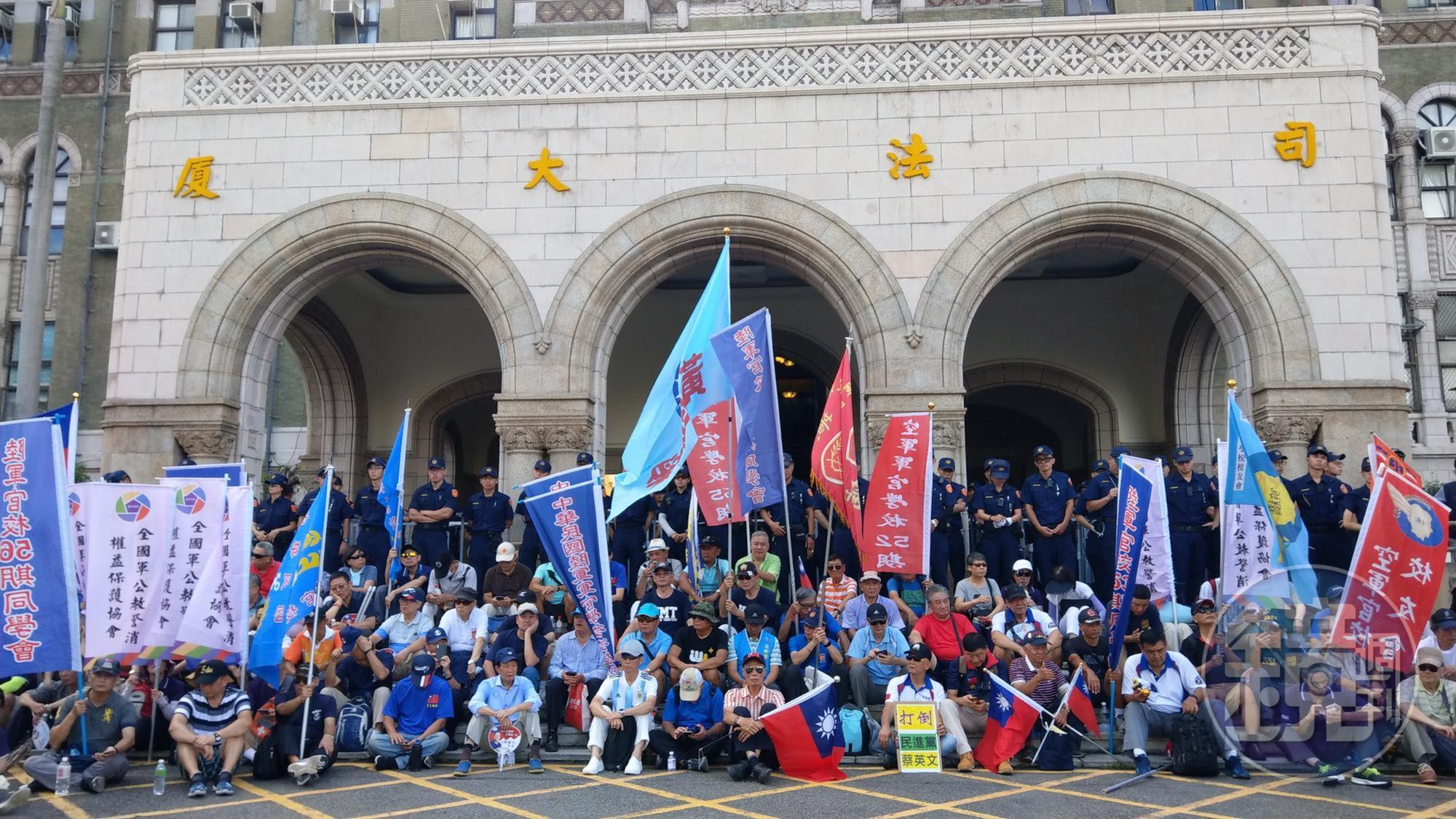 八百壯士不滿釋憲結果,到司法院前抗議。