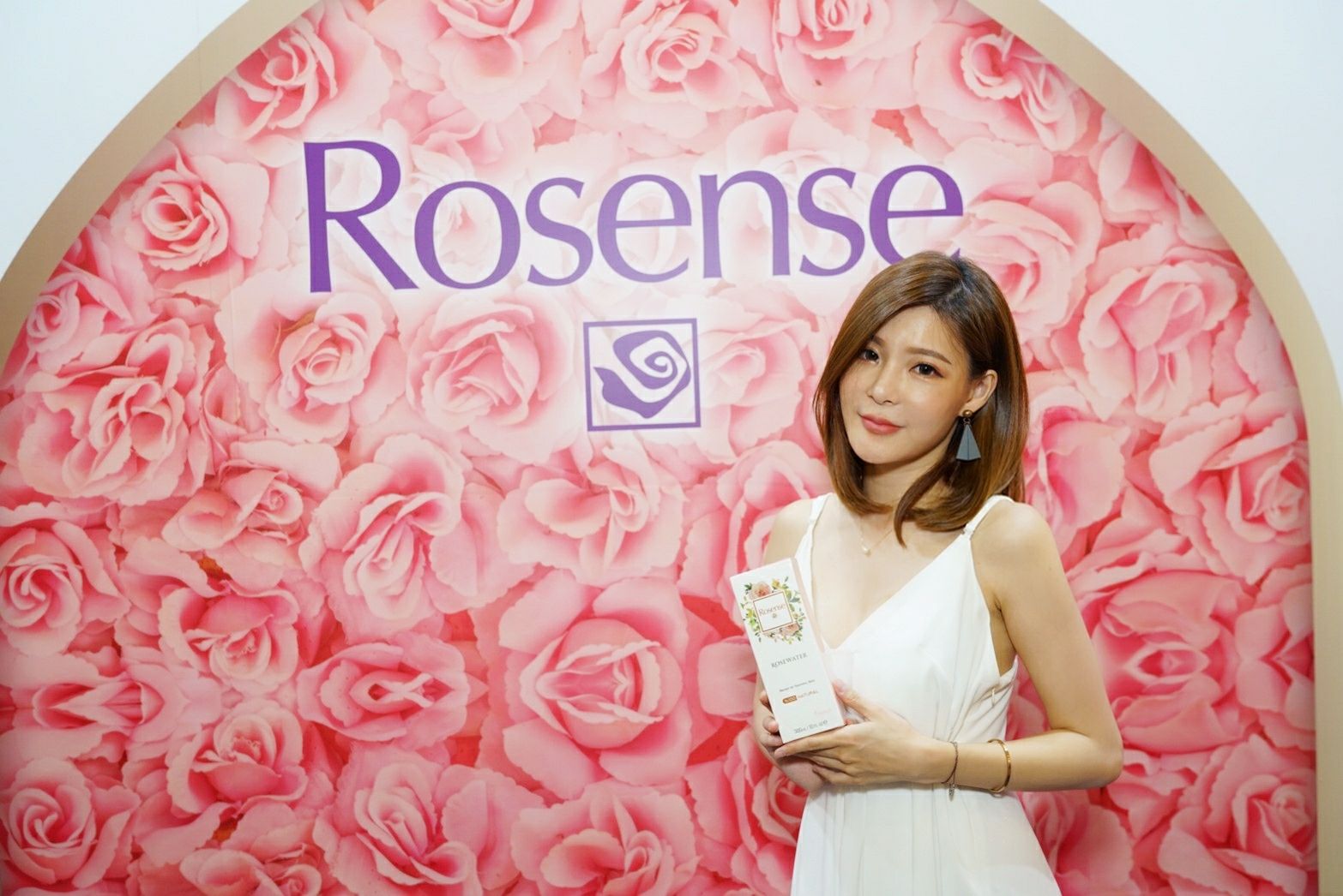 孟慶而為「皇家絲路」擔任一日店長，展覽期間Rosense玫瑰水買大送小、死海泥黑面膜買一送一。（皇家絲路提供）