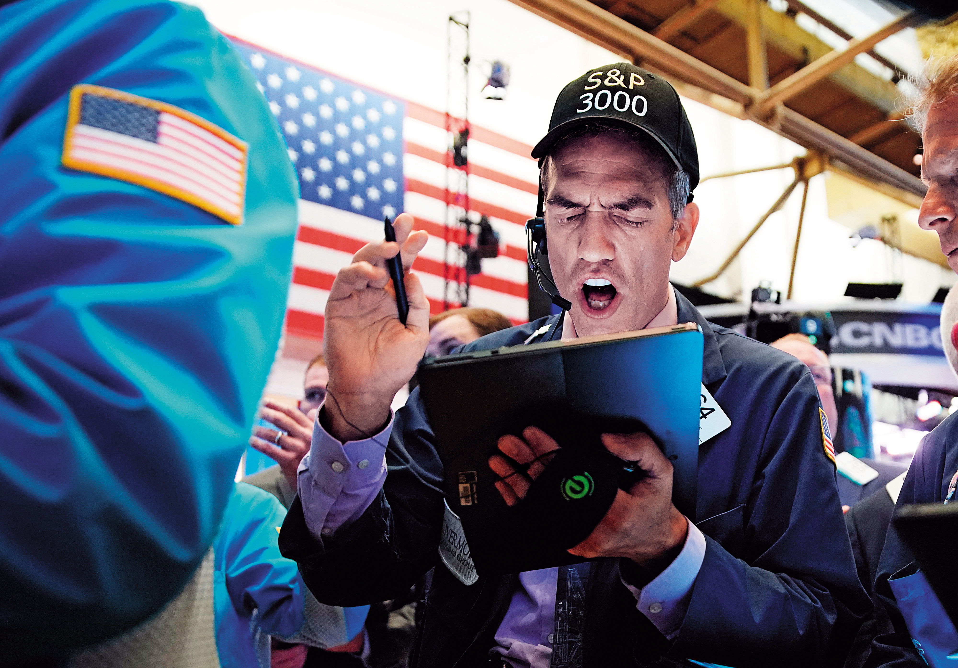 國際局勢混沌不明，指數上沖下洗，台股高息ETF有股息當緩衝墊，成了震盪行情下法人布局新寵。（東方IC）